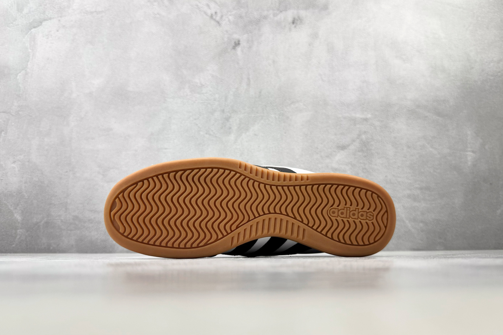 R 版出口订单 adidas BARREDA 白色 货号：JQ2127 尺码：35.5 36 36.5 37.5 38 