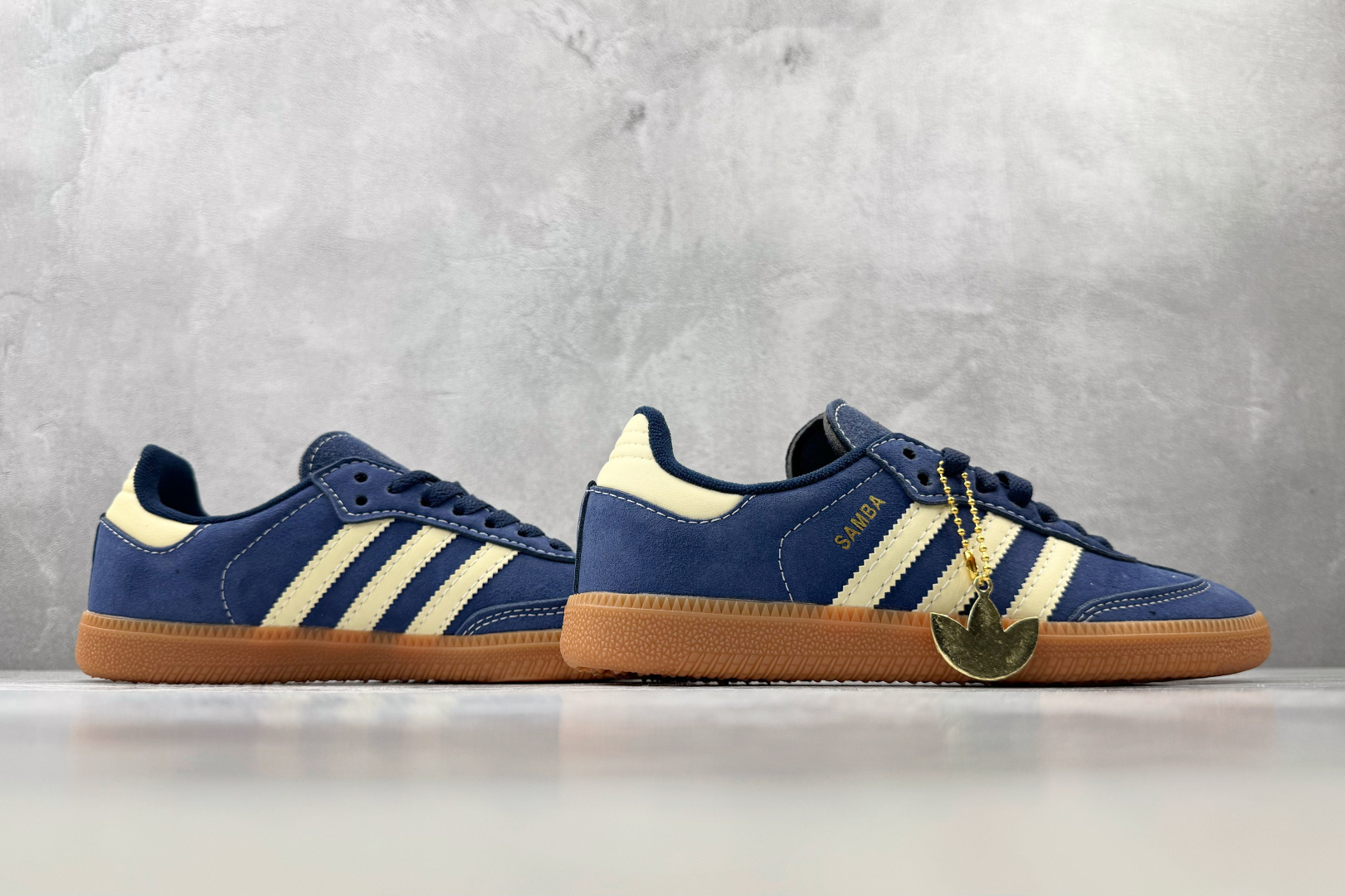 R 版出口订单 adidas originals SAMBA OG 蓝白 货号：KH9784 尺码：35.5 36 36