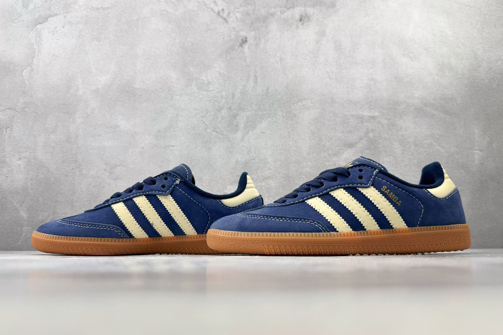 R 版出口订单 adidas originals SAMBA OG 蓝白 货号：KH9784 尺码：35.5 36 36