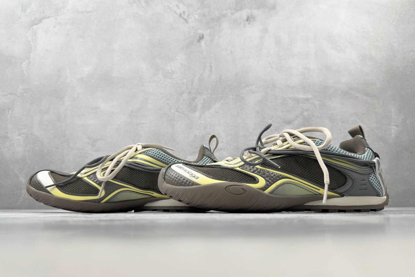 VG  代购版 Balenciaga巴黎世家 Radar Gradient Lines 灰黄 货号：WSTGL2471 