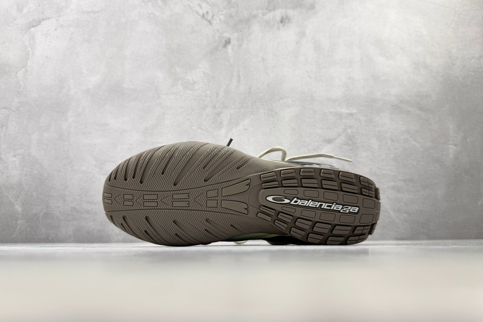 VG  代购版 Balenciaga巴黎世家 Radar Gradient Lines 灰黄 货号：WSTGL2471 