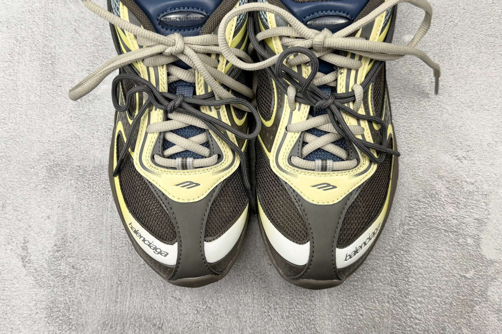 VG  代购版 Balenciaga巴黎世家 Radar Gradient Lines 灰黄 货号：WSTGL2471 