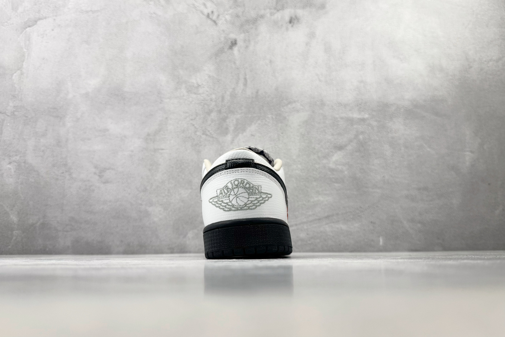 K版 综合版 Jordan Air Jordan 1 米白黑 货号:IW2020 尺码:36 36.5 37.5 38 K版 综合版 Jordan Air Jordan 1 米白黑 货号:IW2020 尺码:36 36.5 37.5 38