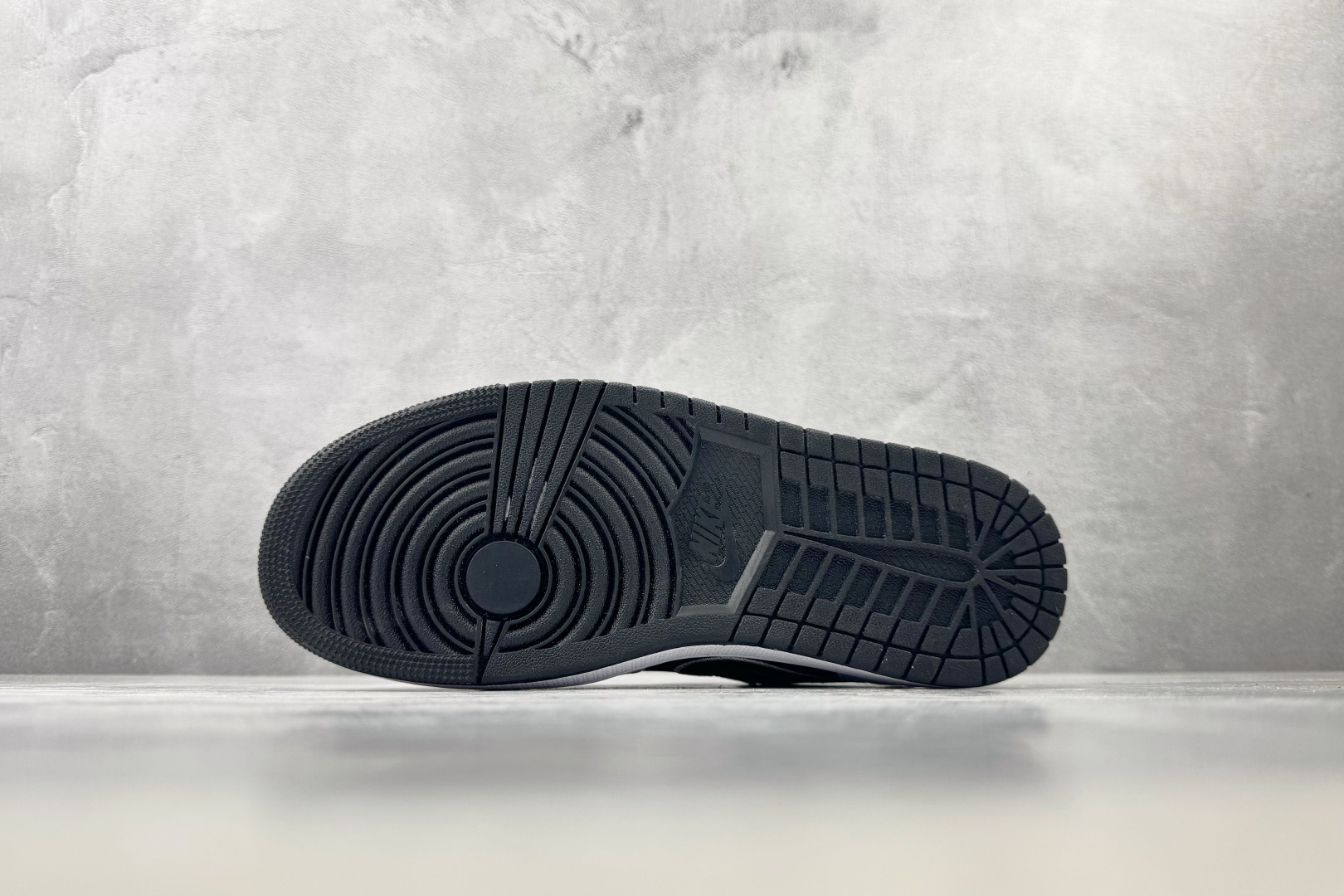 K版 综合版 Jordan Air Jordan 1 黑白 货号：IX6983 001 尺码：36 36.5 37.5 