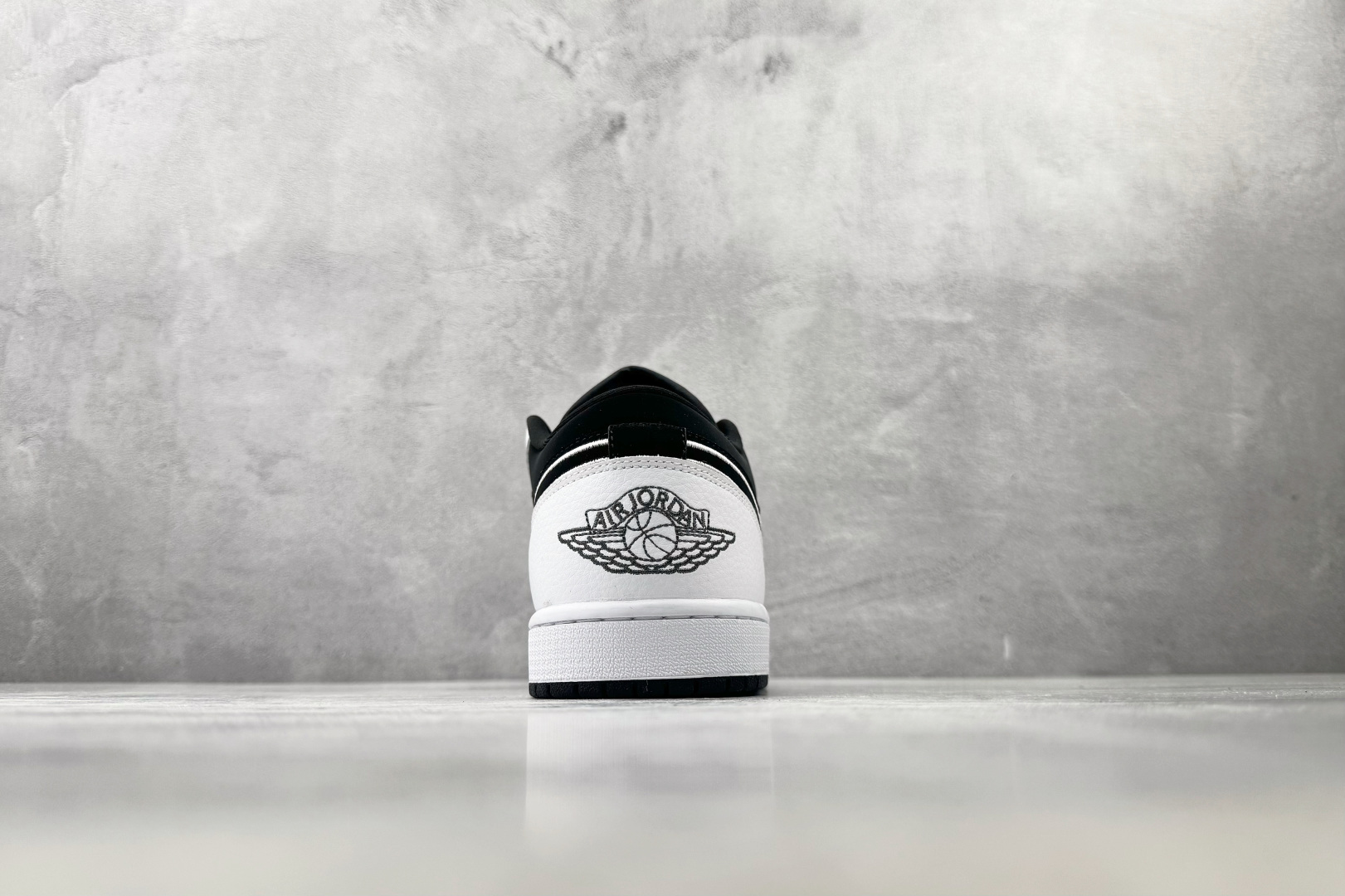 K版 综合版 Jordan Air Jordan 1 黑白 货号：IX6983 001 尺码：36 36.5 37.5 