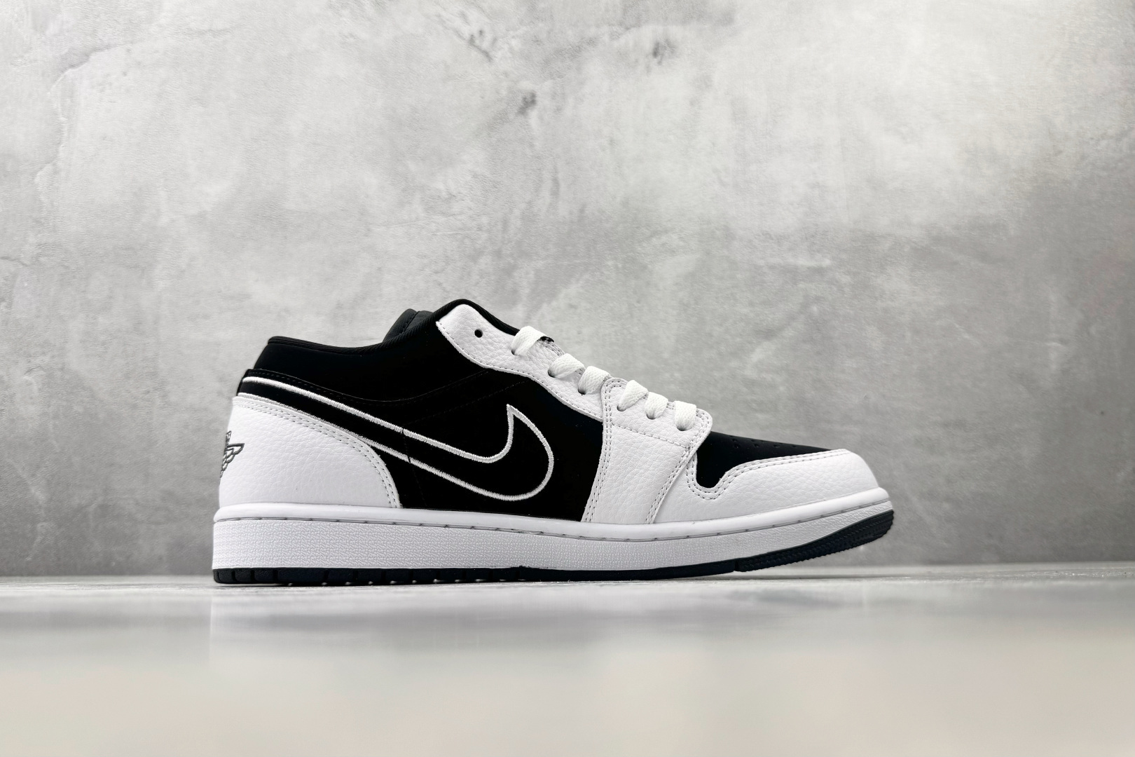 K版 综合版 Jordan Air Jordan 1 黑白 货号：IX6983 001 尺码：36 36.5 37.5 