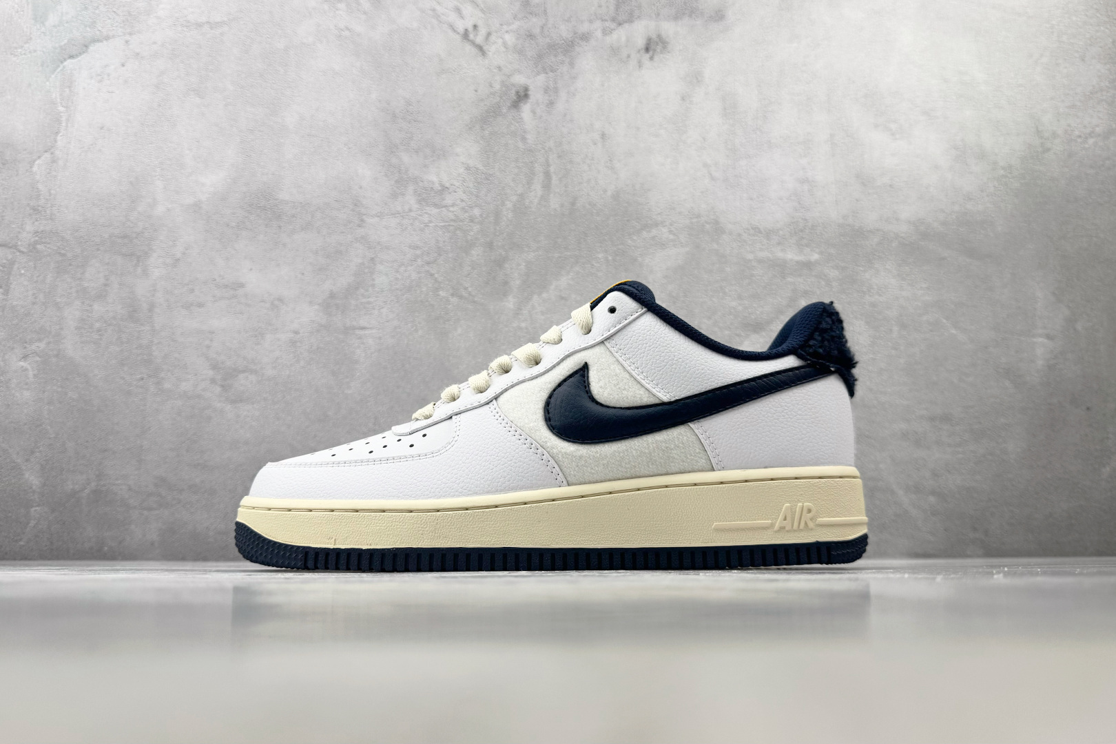 5A 口碑之作 Nike Air Force 1 '07 LV8 帆白蓝 货号：DO5220-141 尺码：36 36.