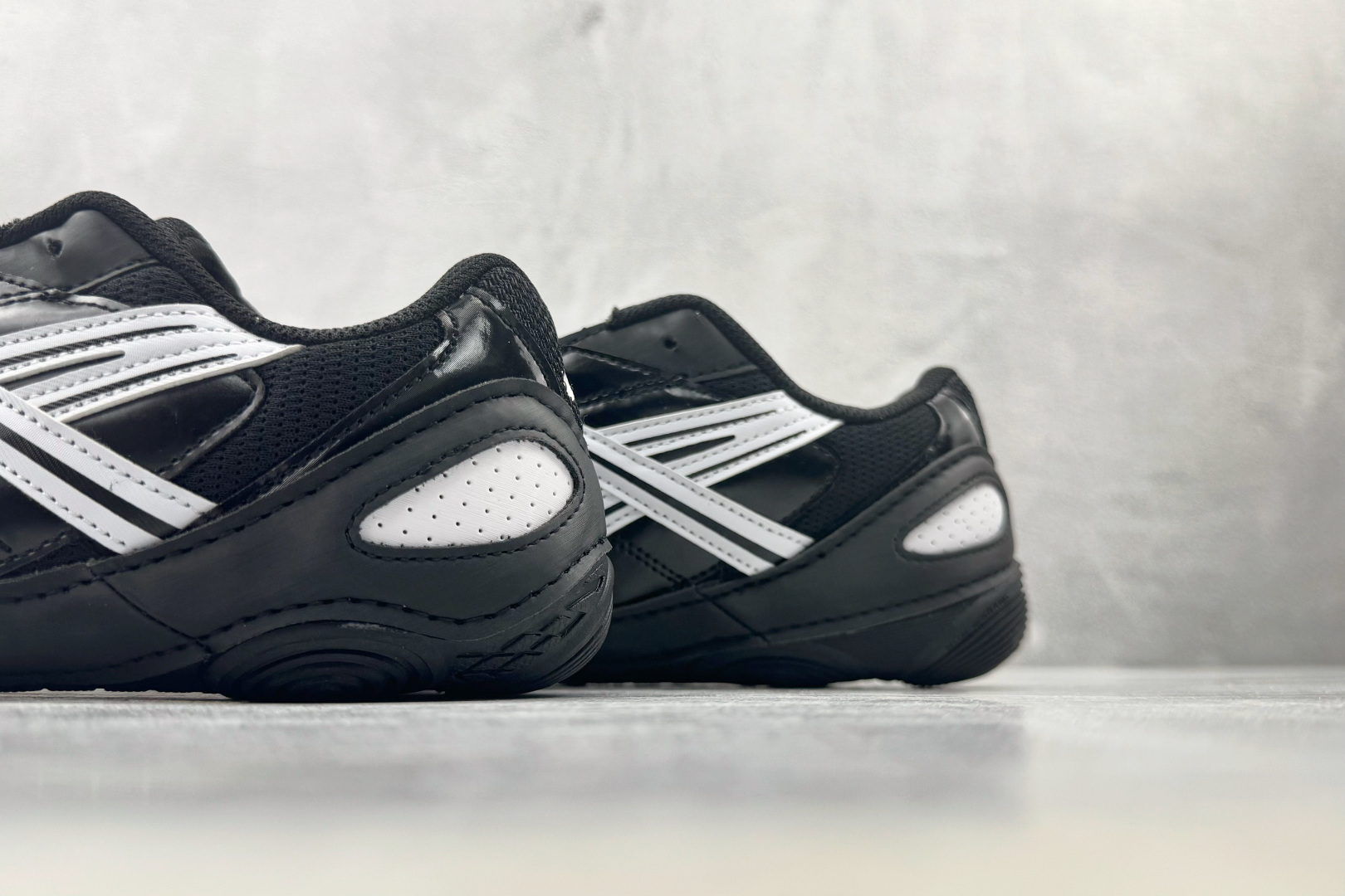 F 版 ASICS Hypersync 黑白 货号：1203A879 尺码：36 36.5 37 38.5 39 40 