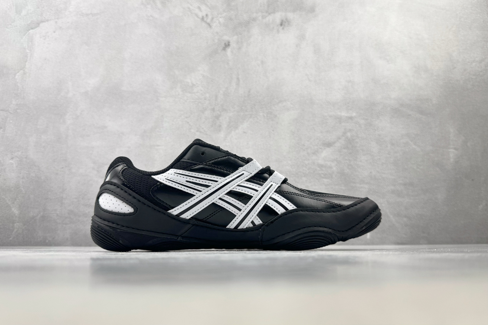 F 版 ASICS Hypersync 黑白 货号：1203A879 尺码：36 36.5 37 38.5 39 40 