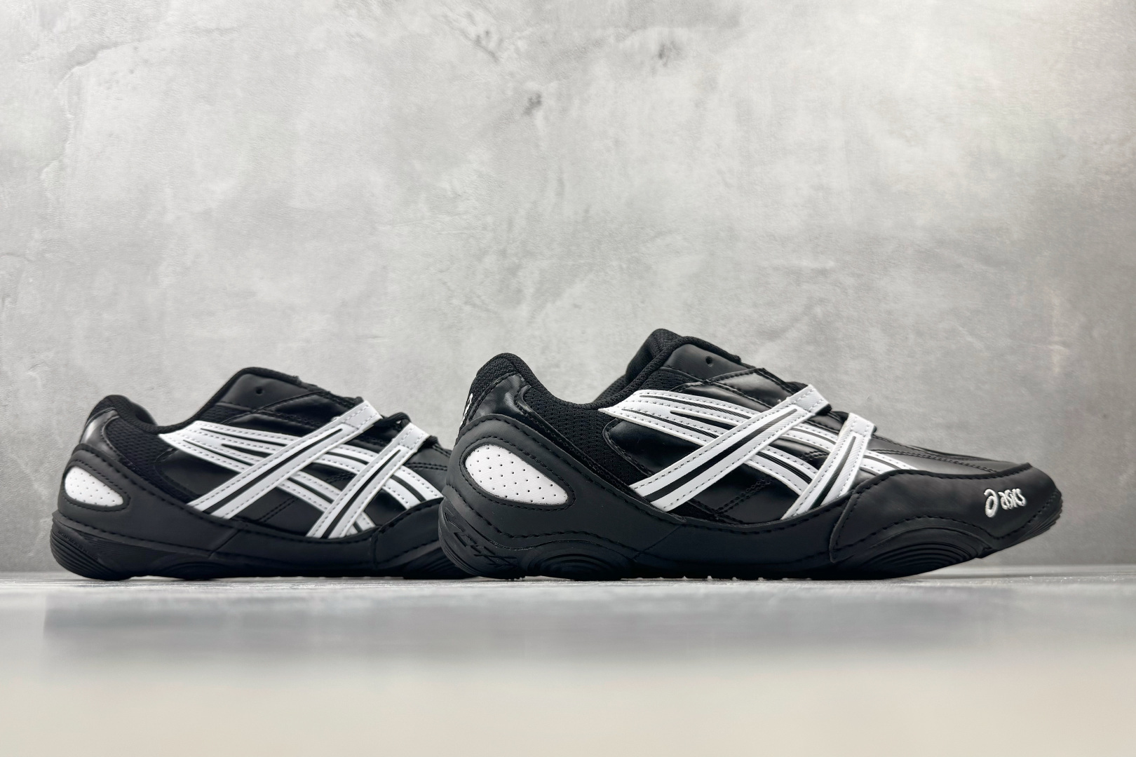 F 版 ASICS Hypersync 黑白 货号：1203A879 尺码：36 36.5 37 38.5 39 40 