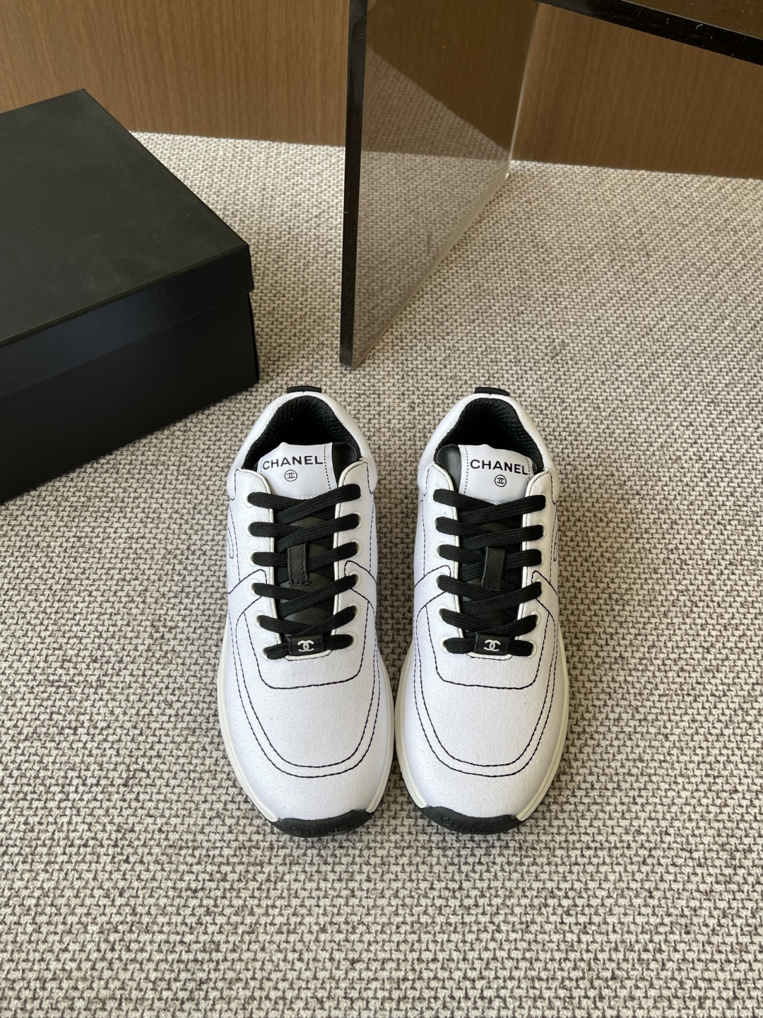 NO:260738,Chanel Chanel's latest 25C line comic canvas sneakers Original mold customization, ugly and cute, durable, easy to wear, absolutely fairy style, super comfortable, versatile, casual casual and sporty style, cool and natural, interpreting Chanel's fashionable feminine temperament, inner sheepskin, original custom mold-open foam bottom, size 35-42 (40.41.42 customization), casual shoes/sports, chanel, chanel, sneakers, sheepskin19860909Chanel 香奈儿最新25C线条漫画帆布运动鞋 原版模具定制 丑萌丑萌的 耐看 好穿 绝对仙女款 超级舒服 百搭 率性的休闲运动风 飒爽又自然 演绎香奈儿的时髦女性气质 内里羊皮 原版定制开模发泡底 码数35-42(40.41.42定做）,休闲鞋/运动鞋,chanel,chanel,sneakers,sheepskin,Women's Shoes