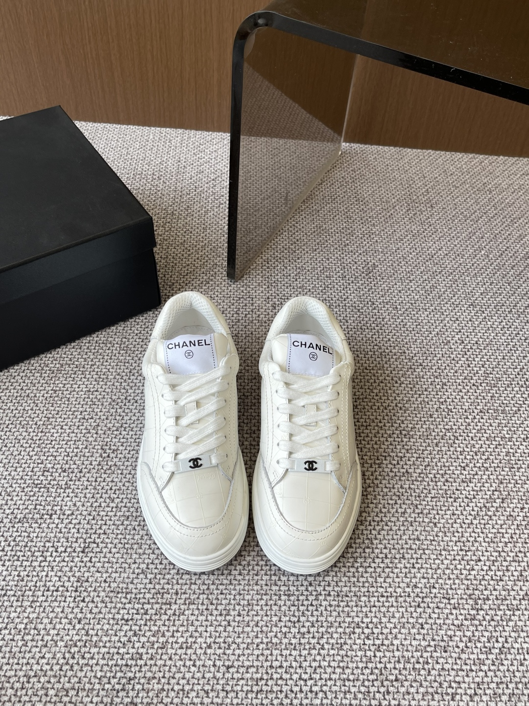 NO:260741,Chanel Chanel new chessboard casual sneakers board shoes color matching is invincible, beautiful, high-end and easy to wear. Absolute fairy style. Very lightweight. The inner lining is also super soft. Super comfortable. The upper breathable design. The color matching is high-end and durable. All-match must-haves of the year. The upper is full cowhide. The inner lining mesh. The bottom sheepskin. Original TPU outsole. Size 35-40. Casual shoes/sports shoes. Chanel, chanel, chanel, sneakers, cowhide, sheepskin.19860909Chanel 香奈儿 新款棋盘格休闲运动鞋 板鞋 配色无敌漂亮高级又好穿 绝对仙女款 非常轻便 内里也是超级软 超级舒服 鞋面透气设计 配色高级耐看 百搭 年度必备款 鞋面全牛皮 滴胶 内里网纱 垫底羊皮 原版TPU大底 码数35-40,休闲鞋/运动鞋,chanel,chanel,sneakers,cowhide,sheepskin,Women's Shoes