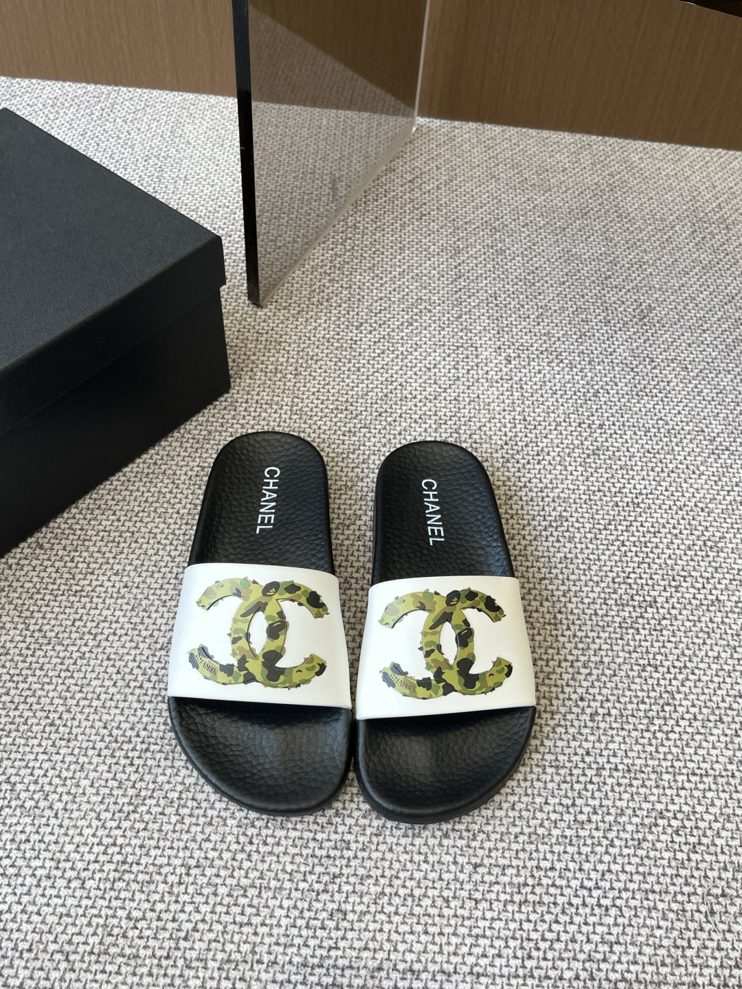 NO:264309,CHANEL 25ss summer new vacation beach slippers This season's slippers are super beautiful. Minimalist, large double C design. Universal tool. Simple and unremarkable. You can control any scene. Very comfortable. Original rubber material. Original mold opening logo foamed sole. Size 35-42 (40 41 42 customized), slippers, chanel, chanel, slippers19860909CHANEL 香奈儿 25ss夏季新款度假沙滩拖鞋 这一季的拖鞋超美 极简大双C设计 万能搭百神器 简单又失不特色 任何场都合可以驾驭 舒度适极高 原版橡胶材料 原版开模logo发泡大底 码数35-42（40 41 42定制）,拖鞋,chanel,chanel,slippers,Women's Shoes