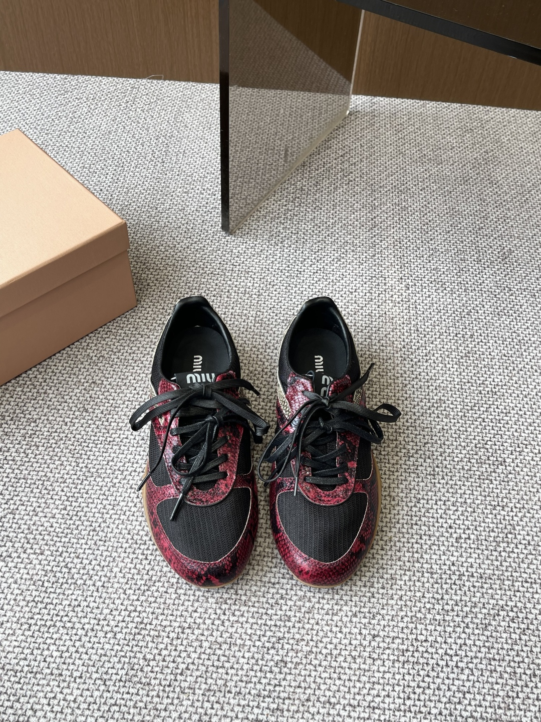 NO:260744,Miu Miu Miu 25ss Spring and summer new model show style German training shoes Casual shoes Show craftsmanship comes from the details of the Miu Miu series New season trend elements 1 Multiple collisions convey modern style ~ It looks good no matter how you wear it this summer fashionista favorite, not very comfortable to wear, super comfortable to wear, fabric, imported pair of breathable mesh cloth, imported towel cloth inside, original mold open sole, size 35-41 (40 41 custom made), casual shoes/sports shoes, miumiu, sneakers19860909Miu Miu缪缪 25ss 春夏新款走秀款 德训鞋 休闲鞋 秀场工艺来自Miu Miu系列的细节特写 新季的潮流要素一 多元对撞 传达现代风格~ 怎么穿都好看今夏时髦精最爱 看起来不怎么舒服 上脚超级舒服 面料 进口对版透气网布 内里进口毛巾布 原版开模大底 码数35-41（40 41定做）,休闲鞋/运动鞋,miumiu,sneakers,Women's Shoes