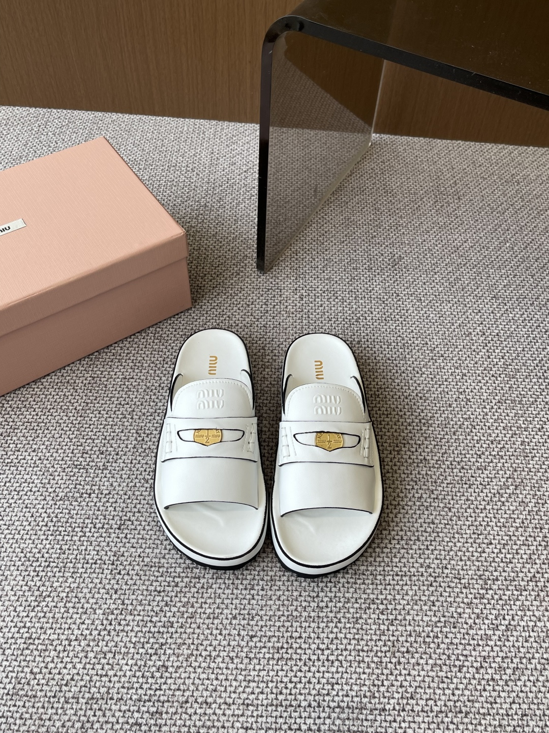 NO:264311,Miu Miu Miu 25ss spring and summer new style gold coin beach slippers Metal letters micro marks are rich in contrasting color effect, sheepskin milk is super soft and soft and skin-friendly, thick sole waterproof and high-rise upper/foot pad Custom imported lambskin original mold-open anti-slip sole Size 35-40 (customized for 40), slippers, miumiu, slippers, sheepskin19860909Miu Miu缪缪 25ss春夏新款 金币沙滩拖鞋 金属字母微标富有撞色效果,羊皮奶呼呼超级软糯 柔软亲肤 厚底防水增高 鞋面/垫脚 定制进口小羊皮原版开模防滑大底 码数35-40（40定做）,拖鞋,miumiu,slippers,sheepskin,Women's Shoes
