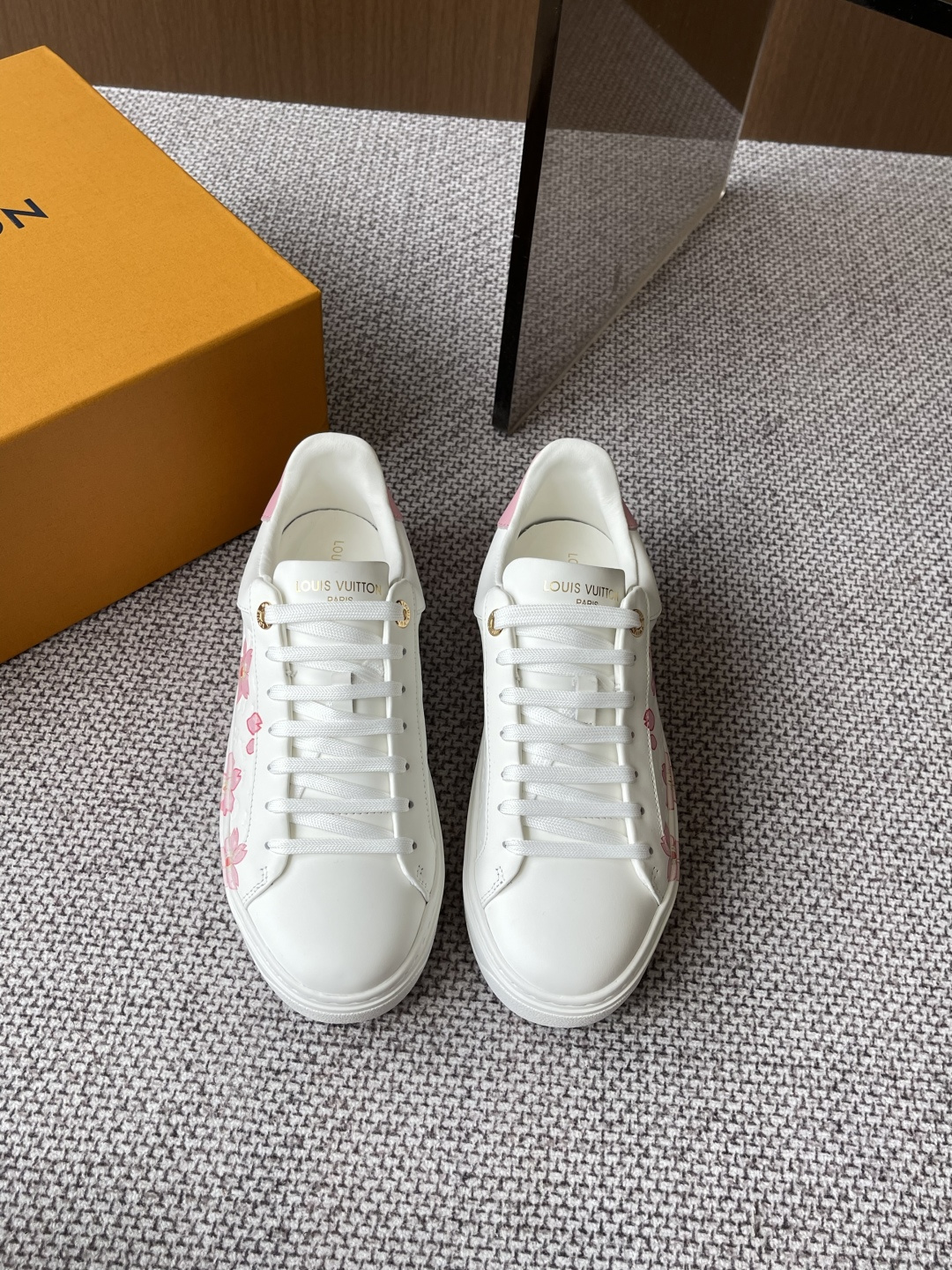 NO:260747,Louis Vuitton x Takashi Murakami Co-branded time out Sakura series Casual white shoes time out Sports shoes from x Takashi Murakami series Shows a lively sports style. Plain cowhide leather embellishes classic monogram elements Cherry blossom Print and bright trim behind the shoes injected with flexible brushstrokes Monogram flowers bloom on thick rubber outsole brand style Original imported top layer cowhide inner original custom soft sheepskin Original mold opening tpu non-slip sole Size 35-40 (40 customized), casual shoes/sports shoes, louis vuitton, louis vuitton, sneakers, cowhide, sheepskin19860909Louis Vuitton 路易威登 x 村上隆 联名款time out 樱花系列 休闲小白鞋  time out 运动鞋出自 x村上隆系列 展露生机盎然的运动风尚.素面牛皮革点缀经典monogram 元素 cherry blossom 印花与鞋后的明媚饰边注入灵动笔触 monogram花卉于加厚橡胶外底绽放品牌风华 面料原版进口头层牛皮 内里原版定制柔羊皮 原版开模tpu防滑大底 码数 35-40（40定做）,休闲鞋/运动鞋,louis vuitton,louis vuitton,sneakers,cowhide,sheepskin,Women's Shoes