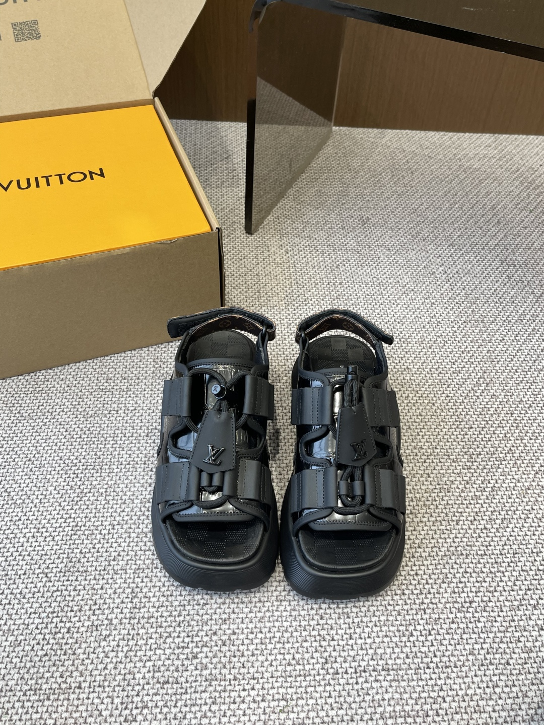 NO:264307,Louis Vuitton Louis Vuitton latest Chameleon sandals, pieced together canvas and suede cowhide leather avant-garde style debut 2025 Cruise Early Spring Fashion Show Leather Bullet Strap and Monogram Canvas Key Pack Elements Finishing Details Lined Insoles and Rubber Waterproof Platform Outsoles for Comfortable Wearing with Cowhide/fabric laces Adjustable Velcro Shoelace Rubber Outsole Size: 35-42 (40.41.42 Customized), Sandals, louis vuitton, louis vuitton, sandals, cowhide19860909Louis Vuitton路易威登最新款Chameleon 凉鞋 拼合帆布和绒面牛皮革以前卫风范初次亮相2025 Cruise 早春时装秀 皮革子弹带和Monogram 帆布钥匙包元素点睛细节 加衬鞋垫和橡胶防水台外底实现舒适穿着体验 采用牛皮革/织物鞋带可调节魔术贴鞋带橡胶外底码数:35-42(40.41.42定做),凉鞋,louis vuitton,louis vuitton,sandals,cowhide,Women's Shoes