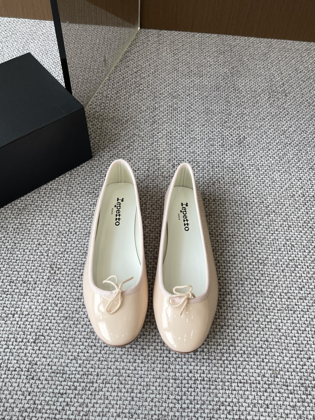 NO:264306,Repetto niche trendy brand, 25ss spring and summer new style, crescent shallow mouth, flat sole, ballet shoes, single shoes, as long as you like to wear ballet shoes, ballet shoes, treasures, you can completely close your eyes and try this pair. The shoe shape is so good that you don’t want to take off your feet. The foot feels comfortable and slim. Whatever you like is good!  Fairies, limited edition, upper is made of original imported patent leather, inner foot pad sheepskin, original leather outsole, size 35-39 (40 customized), single shoes, sheepskin, Leather soles19860909Repetto 小众潮牌 25ss春夏新款 月牙浅口 平底 芭蕾舞鞋 单鞋 只要平时喜欢穿芭蕾鞋 芭蕾鞋控的 宝子们 你们完全可以闭眼去冲这双 鞋型巨乖 上脚完全不想脱下来的赶脚 上脚脚感舒适显瘦 配啥啥好看哈！ 仙女们冲 限量款 鞋面采用原版进口漆皮 内里垫脚羊皮 鞋底原版真皮大底 码数35-39（40定做）,单鞋,sheepskin,Leather soles,Women's Shoes