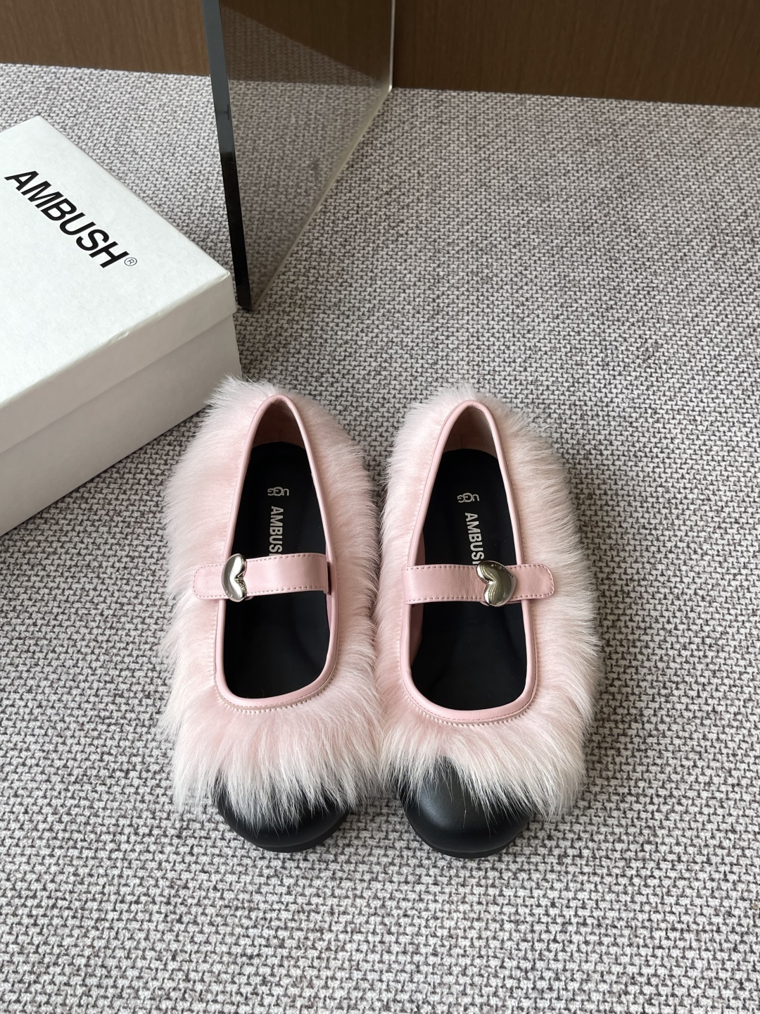 NO:264303,Ugg x Ambush niche trendy brand 25ss spring and summer co-branded hit Maomao Mary Jane single shoes very special design!  The Mary Jane model is just furry on the outside!  Then the button is love!  It is very convenient to wear and drag the strap!  It's buttoned!  Belt telescopic belt!  It's really sweet to wear!  The fragrance is full of fragrance!  It's really invincible with a skirt!  Wear it well!  Really tangled with pink and white!  Both colors are very eye-catching!  The upper is made of original imported cowhide/original wool, inner foot pad sheepskin, original custom rubber outsole, size 35-39 (40 custom made), single shoes, manolo blahnik, mary jane, skirts, cowhide, sheepskin19860909Ugg x Ambush 小众潮牌 25ss春夏联名爆款 毛毛玛丽珍 单鞋 很特别的设计！玛丽珍款只是外面有毛毛！然后扣子是爱心的！ 带子穿拖很方便！是扣子的！带子伸缩带！上脚真的好甜美啊！ 小香风感十足！配裙子真的无敌了！好好穿！真的纠结粉色和白色！两色都很对眼！ 鞋面采用原版进口牛皮/原版毛 内里垫脚羊皮 鞋底原版定制橡胶大底 码数35-39（40定做）,单鞋,manolo blahnik,mary jane,skirts,cowhide,sheepskin,Women's Shoes