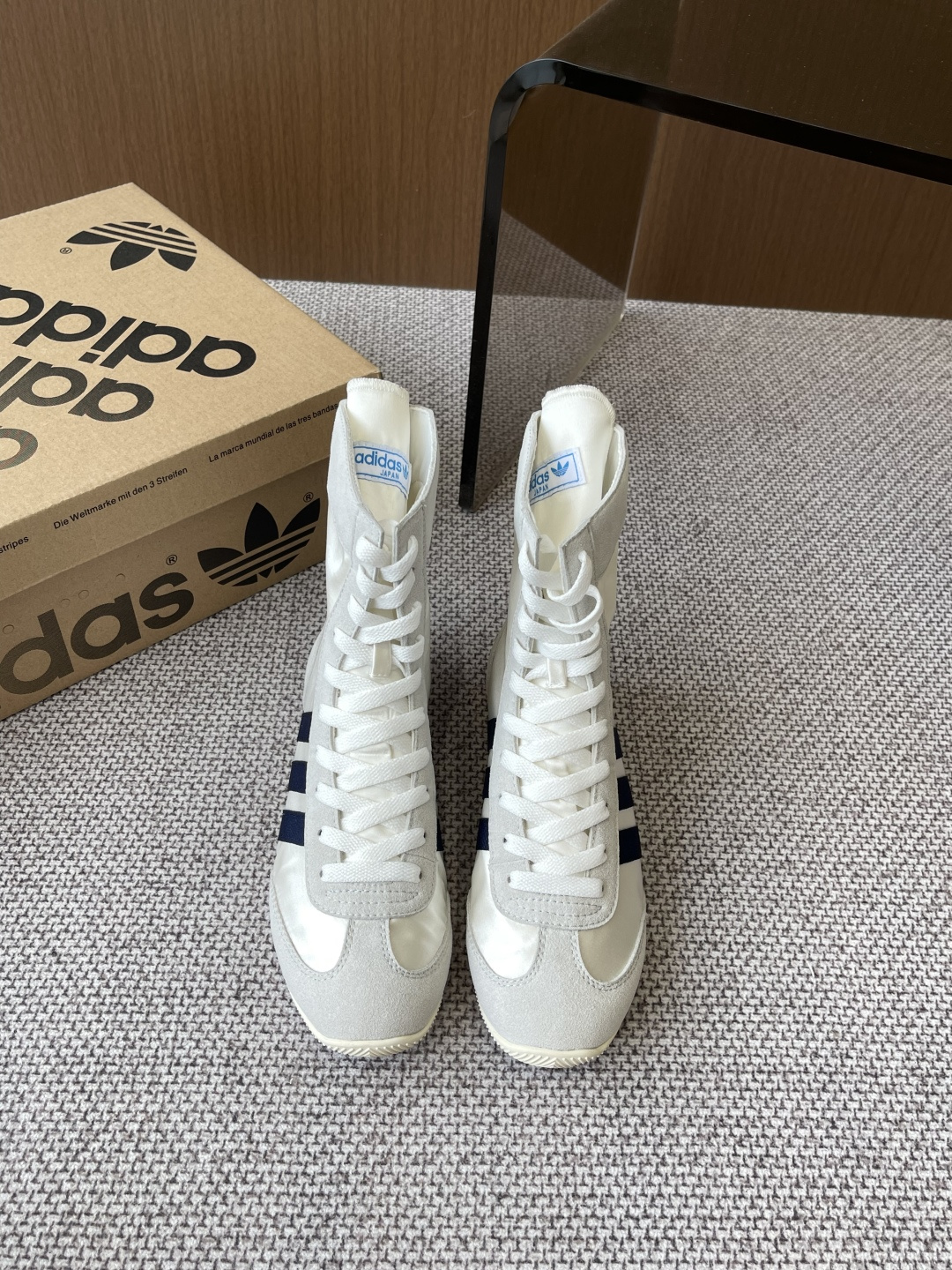 NO:260753,Adidas Jennie same style Taekwondo Clover retro casual sneakers, fashionable and versatile, many internet celebrity fashion bloggers plant grass, I have to say that this design is too colored, basically you don’t need to match any pair of shoes to become the focus. The classic three-bar paired with a retro small design is super durable. Material imported Niujing/original mold opening fabric, paired with double-lined diamond pattern, original private mold outsole, size 35-40 (40 custom made, no return or exchange), casual shoes/sports, adidas, sneakers19860909Adidas阿迪达斯 Jennie同款 Taekwondo 三叶草复古休闲运动鞋  时尚百搭 超多网红时尚博主种草 不得不说这设计这颜色太出片了 基本不用任何搭配一双鞋就能成为的焦点 经典的三条杠搭配复古小设计超耐看 材质进口牛京/原版开模布料 搭配双走线菱格纹 原版私模大底 码数35-40（40订做不退换）,休闲鞋/运动鞋,adidas,sneakers,Women's Shoes