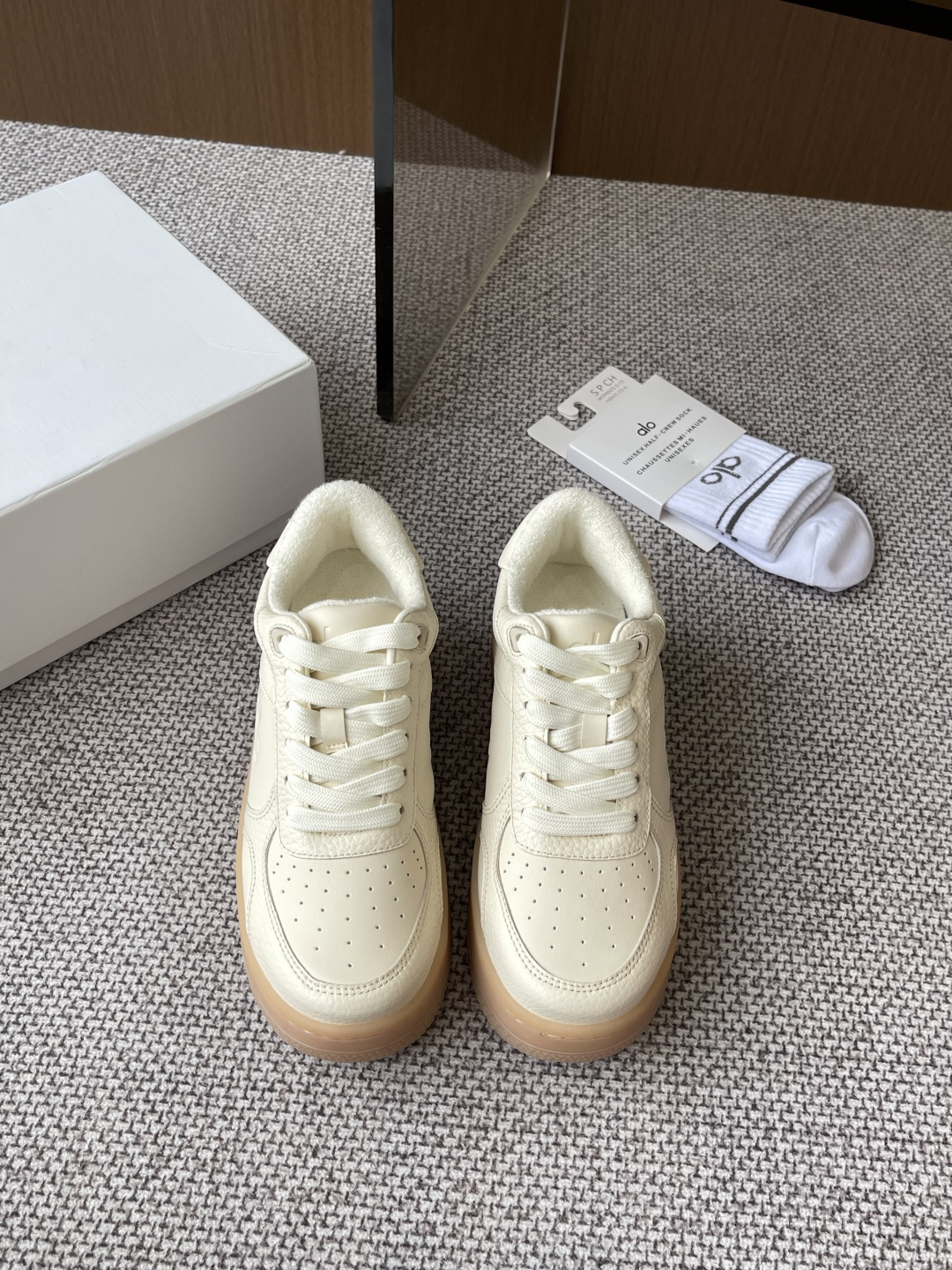 NO:260759,(New and upgraded version) ALO Niche trendy brand, the latest hit 25ss spring and summer, Panda color matching, thick-soled white shoes, casual sports shoes, this alo understands girls better than Nike!  Super versatile!  And super comfortable!  It's a thick bottom but it's not heavy at all on the feet!  Very lightweight!  It looks better when putting on socks!  And it is recommended by celebrities. It is a model that increases your legs and makes your legs look thinner!  Super suitable for us small girls~ The overall shoe is also a classic color-blocking contrasting design with the delicate leather texture on the upper. The fabric is made of original imported cowhide, breathable towel velvet inside, heel height 4cm, original sole open mold-proof rubber material, size 35-40 (40 customized), casual shoes/sports shoes, sneakers, cowhide19860909（全新升级版本）ALO 小众潮牌 25ss春夏最新爆款 熊猫拼色 厚底小白鞋 休闲运动鞋 这款alo比耐克更懂女生！上脚超级百搭！而且超级舒适！是厚底款但是上脚一点都不沉重！非常轻便！套上袜套搭配更好看！而且还是明星同款推荐～上脚增高显腿细！超级适合我们小个子女生～ 鞋子整体也是经典的拼色撞色设计搭配鞋面细腻的真皮纹路肌理感 面料采用原版进口头层牛皮 内里透气毛巾绒里 跟高4cm 鞋底原版开模防滑橡胶材质 码数35-40（40订做）,休闲鞋/运动鞋,sneakers,cowhide,Women's Shoes