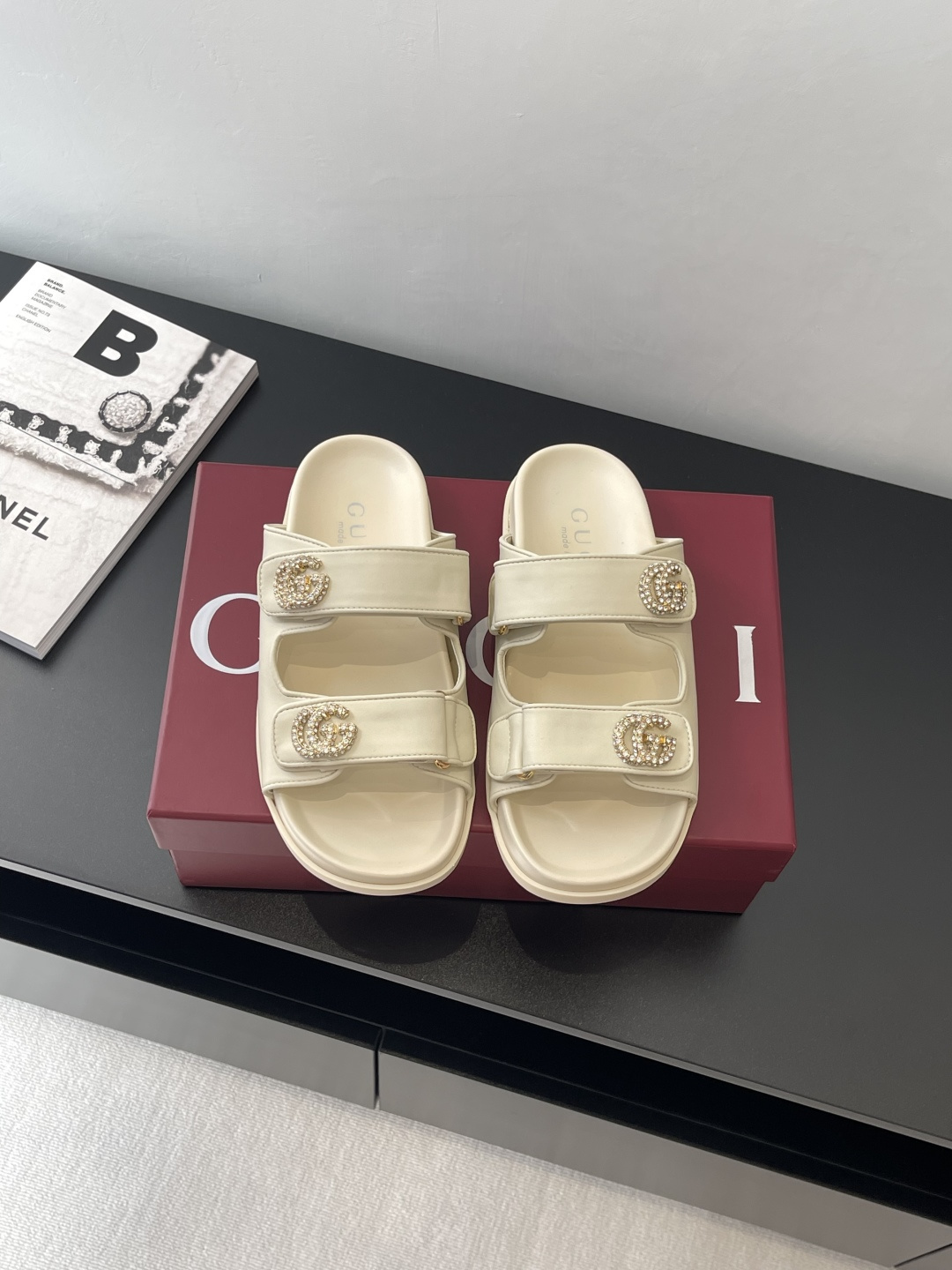 NO:260693,Gucci Spring and summer new product Double G diamond buckle leather sandals This sandal is made of GG canvas ingeniously embellished with a discerning double G logo. It is equipped with light gold tones, injecting a touch of exquisite and elegant atmosphere into the entire design. A versatile M-multi-skirt, pants, internet celebrities are super fashionable when paired with different colors of socks. Original custom cowhide/Yang Jing Neili custom sheepskin Rubber outsole Size 35-40, slippers, gucci, sandals, slippers, skirts, cowhide, sheepskin, sheep, socks19860909Gucci 春夏新品 双G钻扣皮面凉拖这款凉鞋以GG帆布匠心打造,缀饰一眼可辨的双G标识 配以浅金色调配件,为整个设计注入一抹精致优雅气息 百搭M多裙子 裤子 网红搭配不同颜色袜子穿也超级洋气 原版定制牛皮/羊京内里定制羊皮 橡胶大底 码数35—40,拖鞋,gucci,sandals,slippers,skirts,cowhide,sheepskin,sheep,socks,Women's Shoes