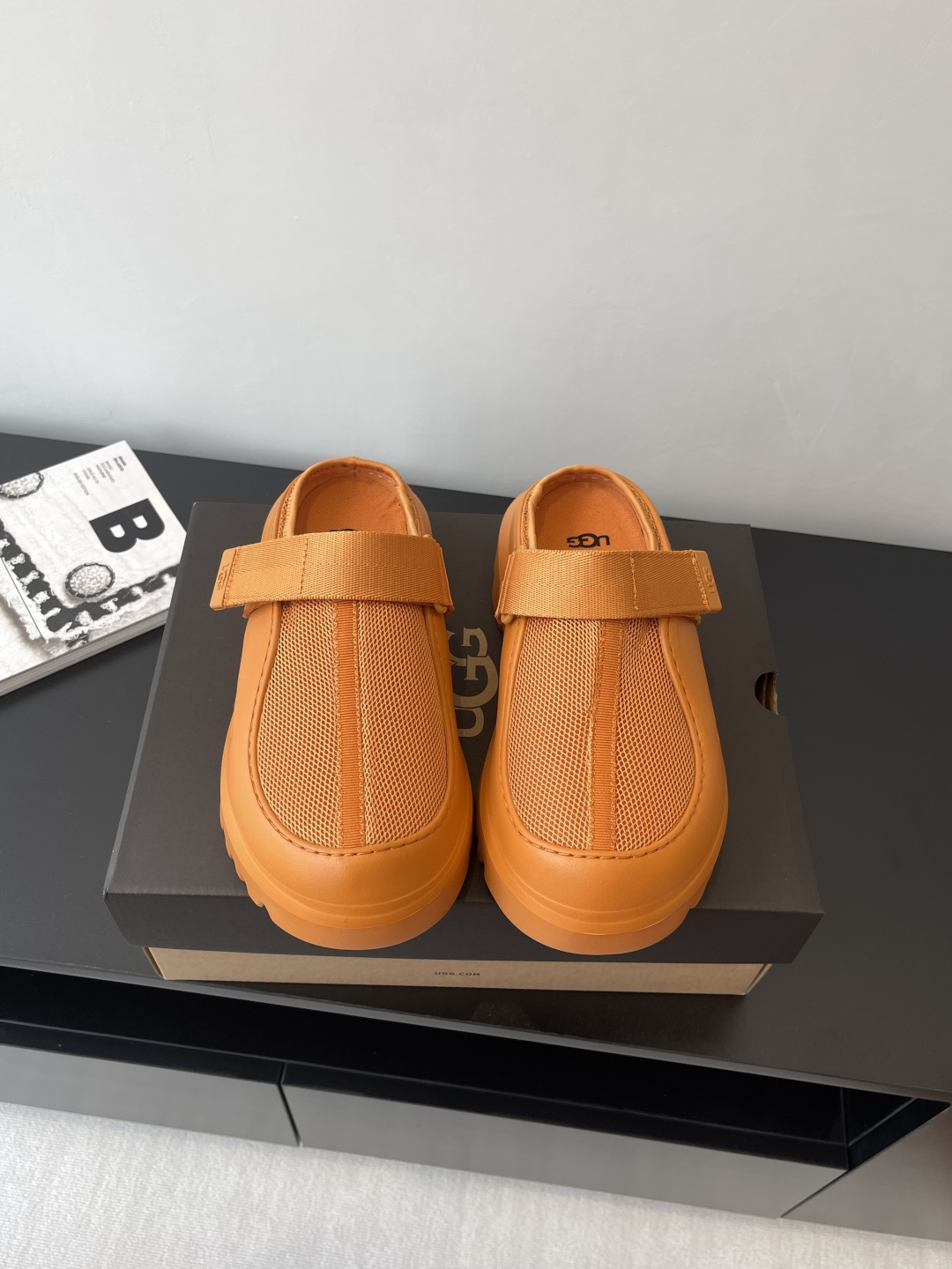 NO:245376,The latest half-pack thick-soled slippers on the official website of UGG 25ss. The same thick-soled slippers are so lovely. They are very light and easy to wear. They have a sweetness that exceeds the standard girlish feeling when paired with socks. Velcro design is more suitable for the instep and full of vitality. Super girl falls into the upper at a glance. Original material of the upper. Original sole. Soft and comfortable and versatile. It becomes a big and long legs in seconds. Summer essential items. Size 35-40 for women, semi-soled slippers, slippers, socks19860909批 UGG 25ss官网最新半包厚底拖鞋 hanni同款厚底太爱了 又特别轻便好穿 搭配袜子有种甜度超标少女感 魔术贴设计更贴合脚背活力感拉满 超级少女一眼沦陷鞋面原版材质 原版大底 脚感软糯舒适百搭 秒变大长腿 夏日必备单品 码数女35-40,半拖拖鞋,slippers,socks,Women's Shoes