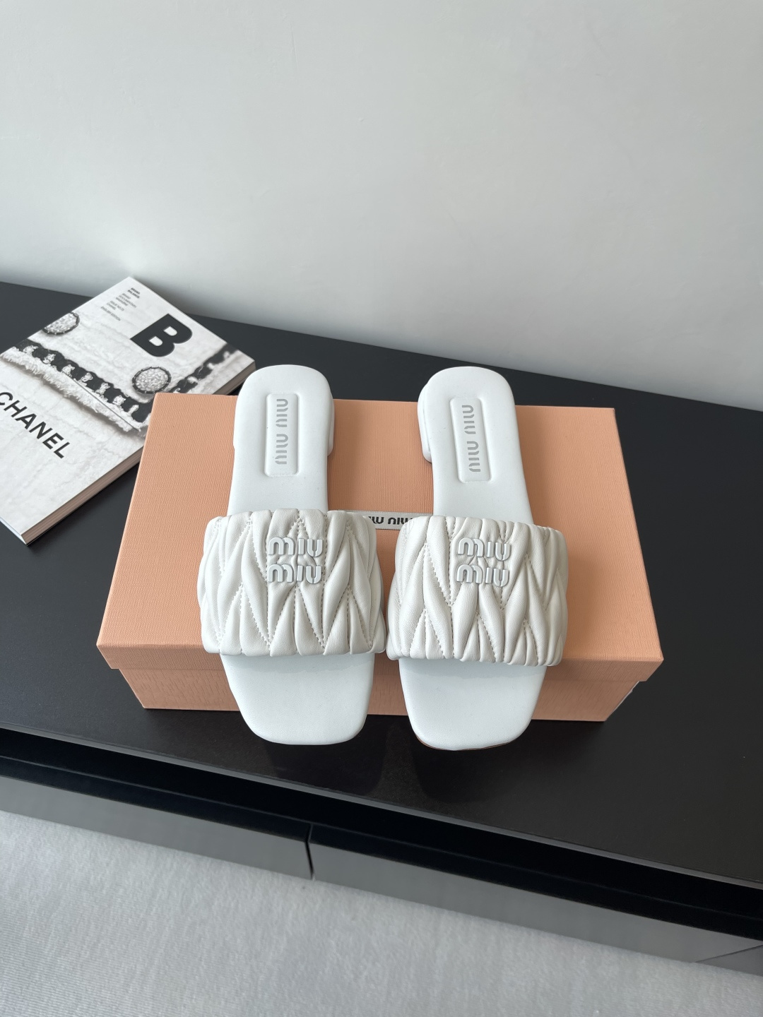 NO:260725,Miu Miu Miu Spring and summer flat lambskin sandals Zp development Original disassembly paired diamond pattern Miumiu is really too girly Lambskin super soft and glutinous, super comfortable Shoe face version diamond lambskin (metal logo) Sole Italian leather outsole Size 35-39 (40.41. Custom made), slippers, miumiu, slippers, sheepskin, Leather soles19860909Miu Miu缪缪 春夏平底小羊皮凉拖鞋 Zp开发 原版拆卸 对版菱格纹 miumiu真的太少女啦 小羊皮超级软糯 舒适度超高 鞋面对版菱格小羊皮（金属小logo） 鞋底意大利真皮大底 码数35-39（40.41.定做）,拖鞋,miumiu,slippers,sheepskin,Leather soles,Women's Shoes