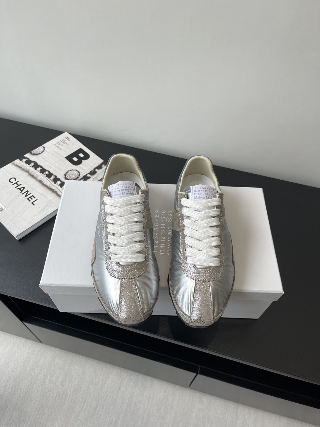 NO:260736,Maison Margiela 25ss Spring and Summer New Products Couple German Training Shoes Forrest Gump Shoes New Sprinters Sports Shoes are made of old-fashioned nylon and retro-treated suede Inspired by retro running shoes Through old-fashioned, stitching, splicing and other processes, giving the item a new life and beauty to the tongue with classic digital logo Paired with anti-slip nail sole The tail is decorated with an iconic white stitching logo full of craftsmanship Fabric: cowhide mesh Niujing Original rubber outsole Size: 35-39 40-44 (for women 40 men 45 custom made), casual shoes/sports shoes, masion margiela, sneakers, cowhide, chamois leather19860909Maison Margiela马吉拉 25ss春夏新品 情侣款德训鞋 阿甘鞋 新款Sprinters运动鞋轮廓采用做旧感尼龙与复古处理麂皮制成 灵感来源于复古跑鞋 通过做旧、缝线、拼接等工艺 赋予单品新的生命和美感舌头饰有经典的数字标志 搭配有防滑的钉状鞋底 鞋尾饰有标志性的白色缝线logo 充满工艺感  面料:牛皮网布牛京 原版橡胶大底 码数:35-39 40-44(女40男45定做),休闲鞋/运动鞋,masion margiela,sneakers,cowhide,chamois leather,Women's Shoes