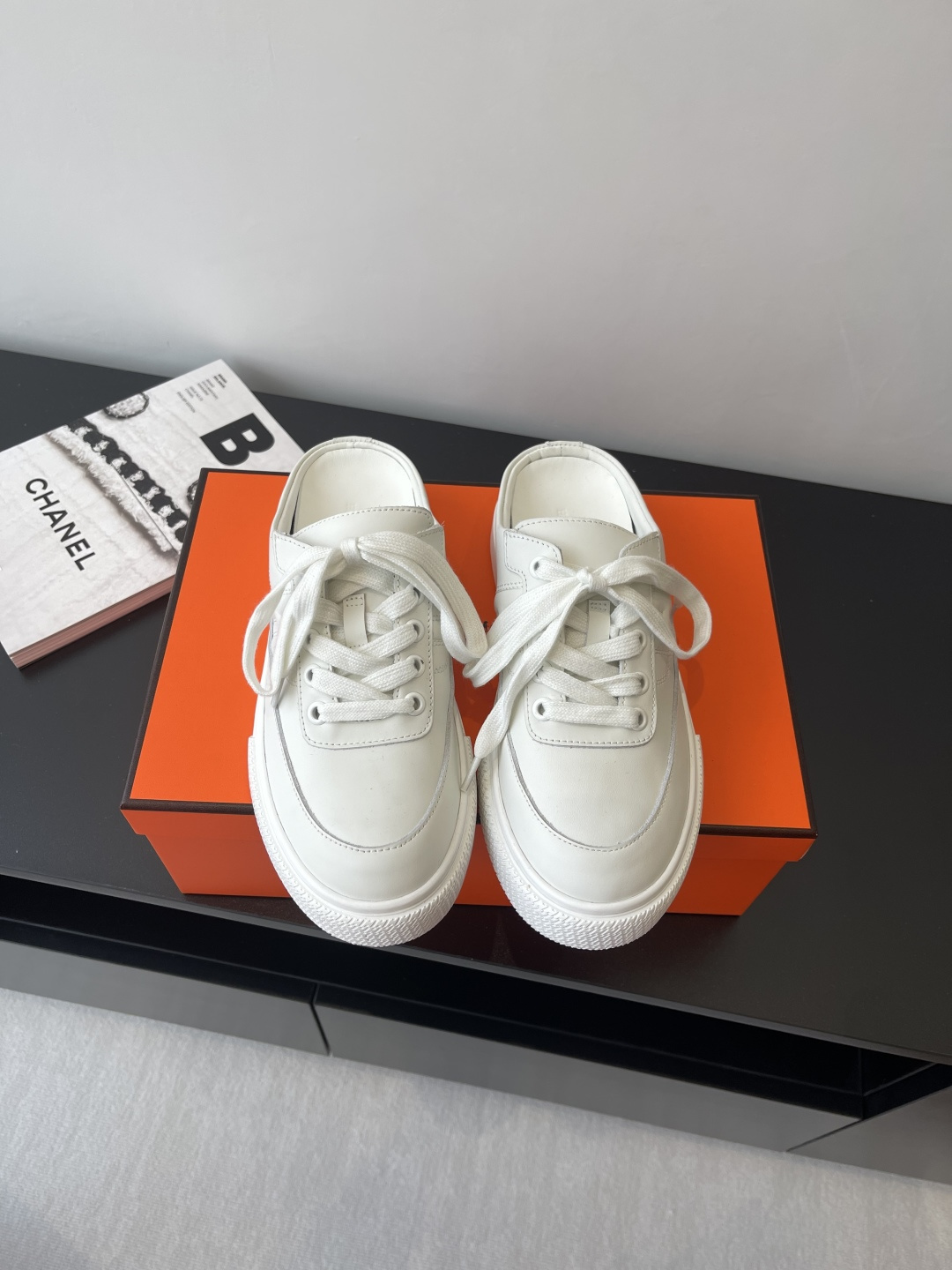 NO:260727,Hermes H-lace-up new product, one-step pedal, half-slippers, extreme craftsmanship, synchronized new products on the counter. Every detail of the shoes is very attentive, quite eye-catching, elegant splicing elements highlighting their outstanding temperament!   The fashionable flying lace-up method adds a casual atmosphere. The exquisite lines can invisibly better reflect the family design language, interspersed with exquisite lines, perfectly fit the foot shape, and naturally outline the fashionable outline to achieve visual impact effect and fully interpret a different sports style!  Imported fabric beef reverse velvet/imported canvas, inner foot pad mixed breed sheepskin ip tpu outsole, German technical irradiation machine seamless combination, lightweight, high elastic, non-slip and wear-resistant!  Size 35-40 (40 custom made), casual shoes/sports shoes, hermes, hermes, sneakers, slippers, sheepskin19860909Hermes 爱马仕 H系带新品 一脚蹬 半拖鞋  工艺极致 同步专柜上新.鞋子的每一个细节都特别用心 相当惹眼 雅致的拼接元素 凸显不俗的气质！  时尚飞织系带方式,增添休闲的气息,精致的线条,无形之中能够更好体现出家族式的设计语言,穿插精致的线条 完美契合脚型 自然的勾勒出时尚的轮廓 达到视觉上的冲击效果充分演绎不一样的运动风格！ 面料进口牛反绒/进口帆布 内里垫脚混种羊皮ip tpu大底 德国技术照射机无缝组合 轻便高弹防滑耐磨！ 码数35-40（40定做）,休闲鞋/运动鞋,hermes,hermes,sneakers,slippers,sheepskin,Women's Shoes