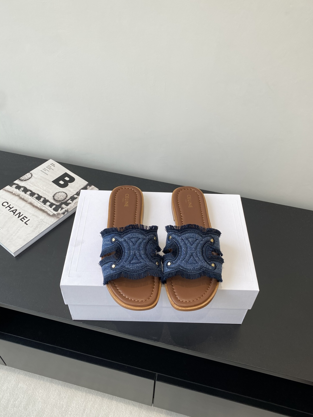 NO:260702,CELINE Purchase level Spring and summer new Arc de Triomphe retro Roman sandals slippers No pressure in and out of the counter, heavy industry version, refuse to see fake low goods Original last, N debugging, this one is absolutely Vintage retro flavor, upper material Original custom denim genuine leather outsole midsole size 35-40 (40 41 custom made without return or exchange), slippers, celine, sandals, slippers, Leather soles19860909CELINE 思琳 代购级别 春夏新品凯旋门复古罗马凉鞋拖鞋 进出专柜无压力,重工版,拒绝一眼假low货 原版楦型,调试N次、这款上脚绝对Vintage复古风味十足 鞋面材质 原版定制牛仔布 真皮大底中底码数35-40(40 41定做不退换),拖鞋,celine,sandals,slippers,Leather soles,Women's Shoes