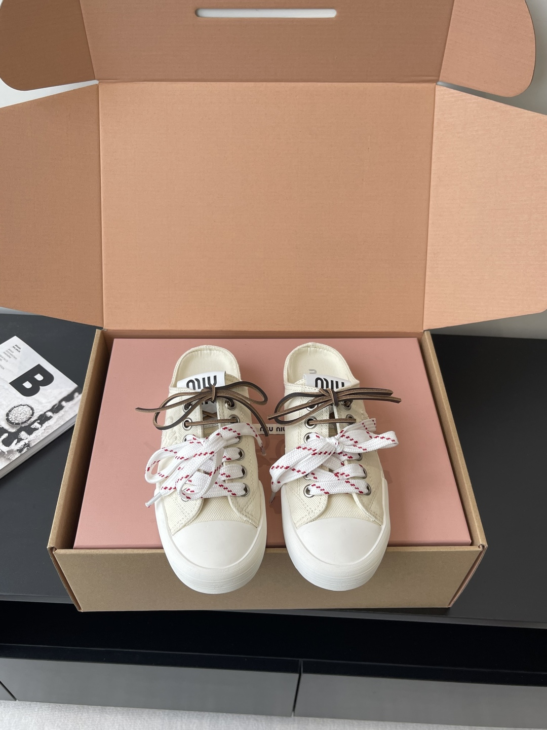 NO:260722,MiuMiu 25 spring and summer new American retro style biscuit shoes casual canvas shoes double lace cloth shoes leather shoes. It is a popular pair of lace cloth shoes. It is a must-have model~ Simple and high-end. It is very comfortable to match with the feet casually. It is a must-have model for the year!  The latest spring and summer catwalk cloth shoes are popular among domestic and foreign bloggers. The Xiaohongshu grass planting series, the retro and fashionable and beautiful sneaker design, and the highly recognizable shoe tongue creates a Buddhist sweet casual style~~ The aura of the foot is very casual!  Original custom high-density canvas on the upper, inner footbed breathable canvas cowhide, original open molded two-color rubber outsole, size 35-40 (40 custom made without return or exchange), casual shoes/sports shoes, miumiu, sneakers, cowhide19860909MiuMiu 缪缪25春夏新款美式复古风饼干鞋休闲帆布鞋双鞋带布鞋皮鞋 颜值担当火爆双鞋带布鞋 不得不入的一款～简约高级 随意搭配上脚非常舒适,年度必入款！春夏最新走秀款布鞋国内外博主刷爆的一款,小红书种草系列,复古又时髦上脚美炸了简约的运动板鞋设计,极具辨识度的鞋舌,打造佛系甜美的休闲风~~上脚气场十足随意搭配！ 鞋面原版定制高密度帆布 内里垫脚透气帆布 牛皮 鞋底原版开模双色橡胶大底 码数35-40（40定做不退换）,休闲鞋/运动鞋,miumiu,sneakers,cowhide,Women's Shoes