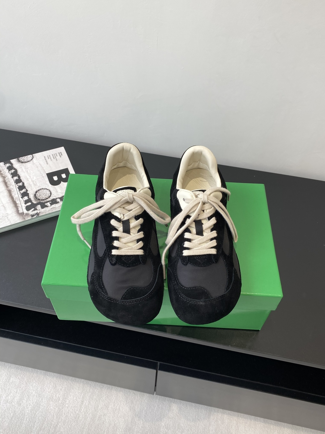 NO:245364,10 Bottega Veneta BV latest Orbit series Retro casual sneakers Couple style Bottega Veneta launches a new neutral sneaker Orbit series while ensuring casual and comfortable. While ensuring casual and comfortable, there is no shortage of fine styling design. The selected space cloth fabric echoes the brand's iconic Intreccio elements to achieve a light feel of the foot and brings a new interpretation with exquisite and avant-garde design, paying tribute to the personality style in the collision of functions and silhouettes, creating a timeless styling style. Dynamics is one of Matthieu Blazy's important design concepts. While wearing comfortably, it can also elegantly modify the foot lines, and can easily match trousers or skirts to easily control a variety of daily styles. Fabric Original custom ox back velvet Inner  Imported sheepskin sole Original mold-opening anti-slip TPU material Sole thickness 2CM height increase 3cm Size: Women 35-40 / Men 39-45 (Female 40 and Men 45 customized), casual shoes/sports shoes, bottega veneta, bottega veneta, bottega veneta, bottega veneta, bottega veneta, bottega veneta, bottega veneta, bottega veneta, sneakers, skirts, sheepskin19860909批男款10 Bottega Veneta 葆蝶家 BV最新款Orbit系列 复古休闲运动鞋 情侣款  Bottega Veneta 以 90年代自由随性的复古风格为灵感,推出全新的中性运动鞋 Orbit 系列 在保证休闲舒适的同时 不乏造型设计的精细雕琢 搭配甄选太空布面料呼应品牌标志性Intreccio 元素 以此实现轻盈的脚感以精致前卫的设计带来全新的演绎,在功能与廓形的碰撞中致敬个性风采、打造永不过时的造型风格 动态”是Matthieu Blazy 的重要设计理念之一 在穿着舒适的同时,还可以优雅修饰足部线条,更能自由搭配裤装或裙装轻松驾驭多种日常风格 面料 原版定制牛反绒 内里 进口羊皮 鞋底 原版开模防滑TPU材质 底厚 2CM内增高3cm 码数 : 女35-40 / 男39-45（女40 男45定做）,休闲鞋/运动鞋,bottega veneta,bottega veneta,bottega veneta,sneakers,skirts,sheepskin,Women's Shoes