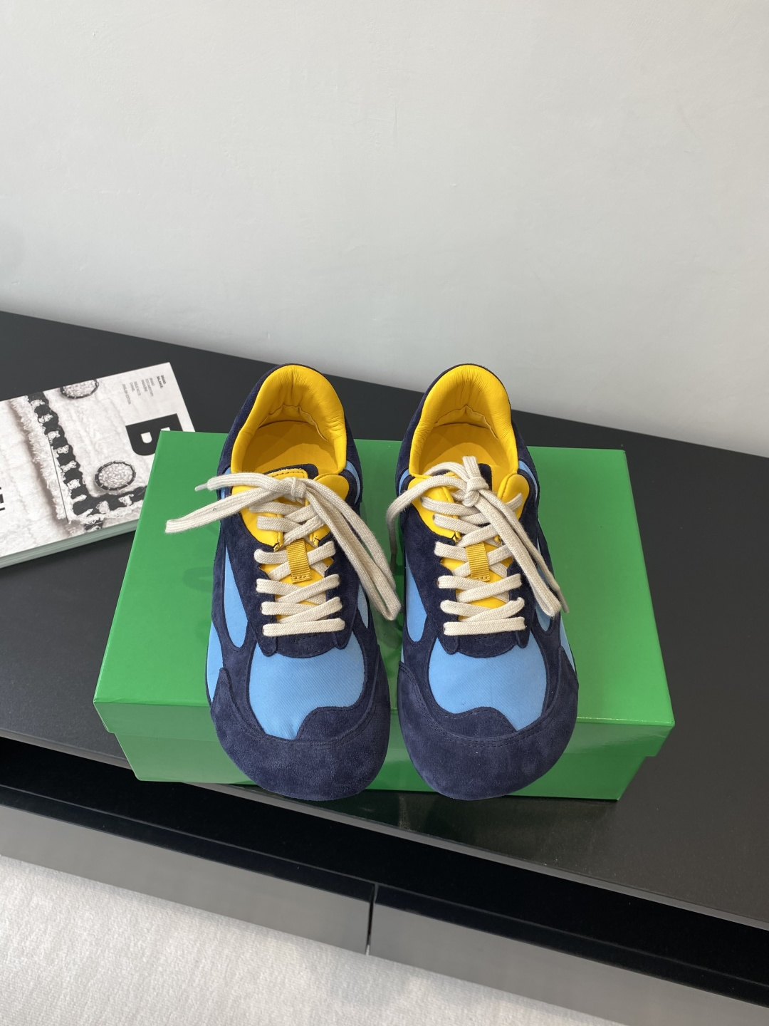 NO:245368,10 Bottega Veneta BV latest Orbit series Retro casual sneakers Couple style Bottega Veneta launches a new neutral sneaker Orbit series while ensuring casual and comfortable. While ensuring casual and comfortable, there is no shortage of fine styling design. The selected space cloth fabric echoes the brand's iconic Intreccio elements to achieve a light feel of the foot and brings a new interpretation with exquisite and avant-garde design. Paying tribute to the personality style in the collision of functions and silhouettes, creating a timeless styling style. Dynamics is one of Matthieu Blazy's important design concepts. While wearing comfortably, it can also elegantly modify the foot lines, and can easily match trousers or skirts to easily control a variety of daily styles. Fabric Original custom ox back velvet Inner  Imported sheepskin sole Original open mold anti-slip TPU material Sole thickness 2CM **3cm Size: Women 35-40 / Men 39-45 (Female 40 and Men 45 customized), casual shoes/sports shoes, bottega veneta, bottega veneta, bottega veneta, bottega veneta, bottega veneta, bottega veneta, bottega veneta, bottega veneta, sneakers, skirts, sheepskin19860909批男款10 Bottega Veneta 葆蝶家 BV最新款Orbit系列 复古休闲运动鞋 情侣款  Bottega Veneta 以 90年代自由随性的复古风格为灵感,推出全新的中性运动鞋 Orbit 系列 在保证休闲舒适的同时 不乏造型设计的精细雕琢 搭配甄选太空布面料呼应品牌标志性Intreccio 元素 以此实现轻盈的脚感以精致前卫的设计带来全新的演绎,在功能与廓形的碰撞中致敬个性风采、打造永不过时的造型风格 动态”是Matthieu Blazy 的重要设计理念之一 在穿着舒适的同时,还可以优雅修饰足部线条,更能自由搭配裤装或裙装轻松驾驭多种日常风格 面料 原版定制牛反绒 内里 进口羊皮 鞋底 原版开模防滑TPU材质 底厚 2CM内**3cm 码数 : 女35-40 / 男39-45（女40 男45定做）,休闲鞋/运动鞋,bottega veneta,bottega veneta,bottega veneta,sneakers,skirts,sheepskin,Women's Shoes