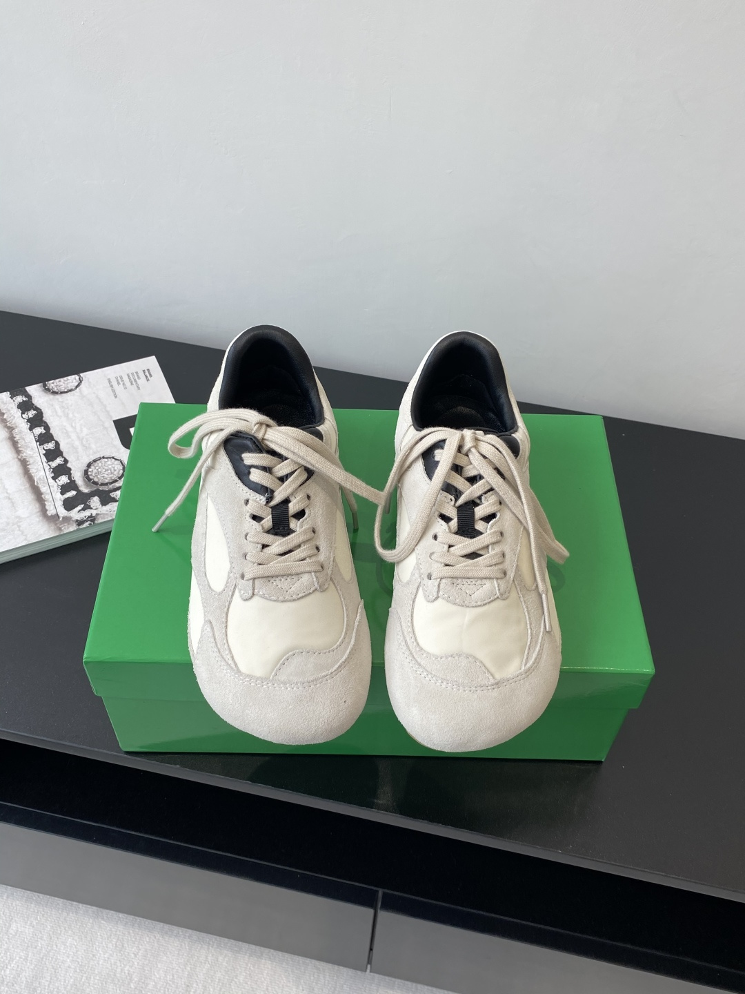 NO:245372,10 Bottega Veneta BV latest Orbit series Retro casual sneakers Couple style Bottega Veneta launches a new neutral sneaker Orbit series while ensuring casual and comfortable. While ensuring casual and comfortable, there is no shortage of fine styling design. The selected space cloth fabric echoes the brand's iconic Intreccio elements to achieve a light feel of the foot and brings a new interpretation with exquisite and avant-garde design, paying tribute to the personality style in the collision of functions and silhouettes, creating a timeless styling style. Dynamics is one of Matthieu Blazy's important design concepts. While wearing comfortably, it can also elegantly modify the foot lines, and can easily match trousers or skirts to easily control a variety of daily styles. Fabric Original custom ox back velvet Inner  Imported sheepskin sole Original open mold anti-slip TPU material Sole thickness 2CM **3cm Size: Women 35-40 / Men 39-45 (Female 40 and Men 45 customized), casual shoes/sports shoes, bottega veneta, bottega veneta, bottega veneta, bottega veneta, bottega veneta, bottega veneta, bottega veneta, bottega veneta, sneakers, skirts, sheepskin19860909批男款10 Bottega Veneta 葆蝶家 BV最新款Orbit系列 复古休闲运动鞋 情侣款  Bottega Veneta 以 90年代自由随性的复古风格为灵感,推出全新的中性运动鞋 Orbit 系列 在保证休闲舒适的同时 不乏造型设计的精细雕琢 搭配甄选太空布面料呼应品牌标志性Intreccio 元素 以此实现轻盈的脚感以精致前卫的设计带来全新的演绎,在功能与廓形的碰撞中致敬个性风采、打造永不过时的造型风格 动态”是Matthieu Blazy 的重要设计理念之一 在穿着舒适的同时,还可以优雅修饰足部线条,更能自由搭配裤装或裙装轻松驾驭多种日常风格 面料 原版定制牛反绒 内里 进口羊皮 鞋底 原版开模防滑TPU材质 底厚 2CM内**3cm 码数 : 女35-40 / 男39-45（女40 男45定做）,休闲鞋/运动鞋,bottega veneta,bottega veneta,bottega veneta,sneakers,skirts,sheepskin,Women's Shoes