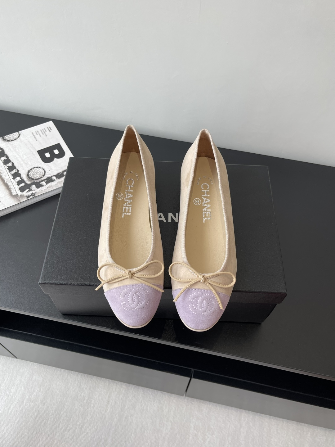 NO:260718,CHANEL 25 early spring new bow ballet shoes, completely original one-to-one replica, super positive style, latest and fashionable design, single shoes that are popular all over the Internet, cool and fashionable, unique design is the most eye-catching, and the legs are also very good to modify, the upper material sheepskin, inner material sheepskin, imported leather outsole, size 34-42 (34.40.41.42 custom made without return), ballet shoes, chanel, chanel, sheepskin, Leather soles19860909CHANEL 香奈儿 25早春新品蝴蝶结芭蕾舞鞋 完全原版一比一复刻打造 版型超级正 最新时尚的设计 火遍全网的单鞋 上脚又酷又时髦 独特设计最为抢眼吸晴 上脚还很好的修饰腿型显瘦 鞋面材质羊皮 内里材质羊皮 进口真皮大底 码数34-42（34.40.41.42定做不退换）,芭蕾舞鞋,chanel,chanel,sheepskin,Leather soles,Women's Shoes