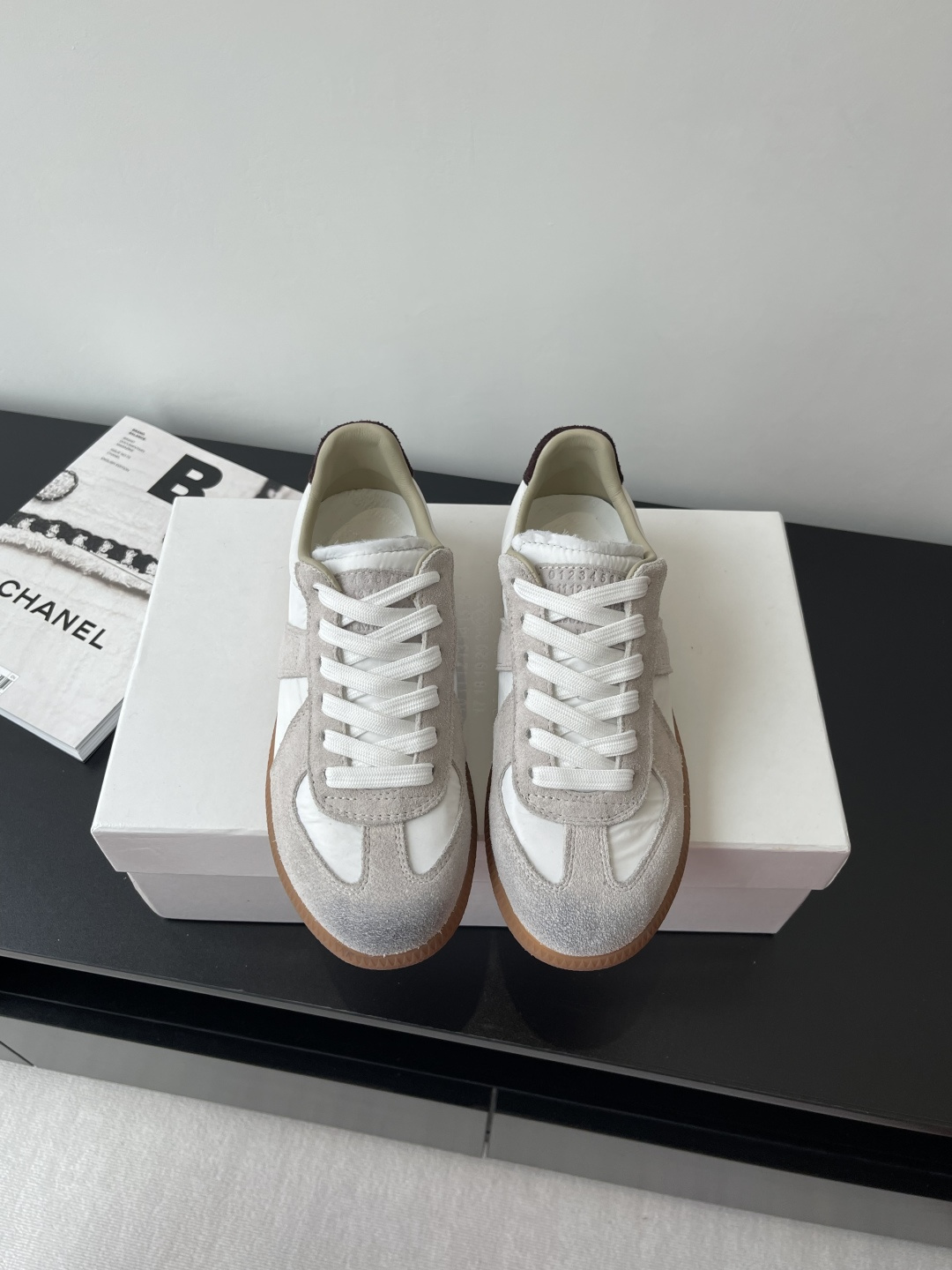 NO:260720,MaisonMargiela MM6 MaisonMargiela Classic German training shoes Casual sports shoes Couple style Giant designer brand A light luxury brand This German training shoes continues the classic T-shaped genuine leather splicing design. After many careful improvements by the design team, the soft and delicate characteristics are combined with the fashionable and fashionable fabric surface, making it both have super high softness and comfort, and at the same time maintain good breathability. Comfort and texture are parallel to each other. Easy to control any matching of all seasons. Original custom imported cowhide/suede/canvas inner imported soft sheepskin lining Original open mold rubber wear-resistant beef tendon sole size 35-40 / men 39-45 (women 40, men 45 custom-made non-return and exchange), casual shoes/sports, masion margiela,masion  Margiela,sneakers,cowhide,sheepskin,chamois leather19860909MaisonMargiela MM6 马吉拉 经典德训鞋 休闲运动鞋 情侣款 鬼才设计师品牌一个轻奢品牌 这一款德国训练鞋延续了经典的T形真皮拼接设计 经过设计团队多次的精心改良 柔软细腻的特点与时尚潮流的布面相结合 使其既有超高的柔软舒适度 又同时保持不错的透气性能~舒适与质感并行 轻松驾驭四季穿着任何搭配 原版定制进口牛皮/麂皮/帆布 内里 进口柔软羊皮里 原版开模橡胶耐磨牛筋底 码数女35-40 / 男39-45 （女40 男45定做不退换）,休闲鞋/运动鞋,masion margiela,masion margiela,sneakers,cowhide,sheepskin,chamois leather,Women's Shoes