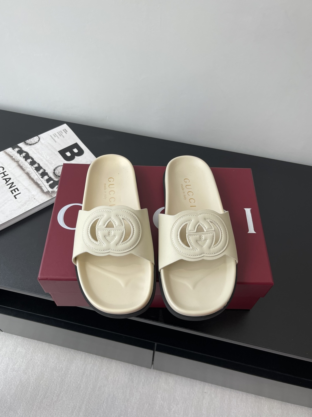 NO:260699,Gucci Spring and Summer New Products Double G Hollow Sandals Ingeniously crafted and embellished with the latest design hardware buckle that can be seen, equipped with light gold tones, injecting a touch of exquisite and elegant atmosphere into the entire design Original custom cowhide Customized sheepskin in the inner rubber outsole Size 35-40, slippers, gucci, slippers, cowhide, sheepskin19860909Gucci 春夏新品 双G镂空 凉拖 匠心打造 缀饰一眼可辨的最新设计五金扣,配以浅金色调配件 为整个设计注入一抹精致优雅气息 原版定制牛皮 内里定制羊皮  橡胶大底 码数35-40,拖鞋,gucci,slippers,cowhide,sheepskin,Women's Shoes