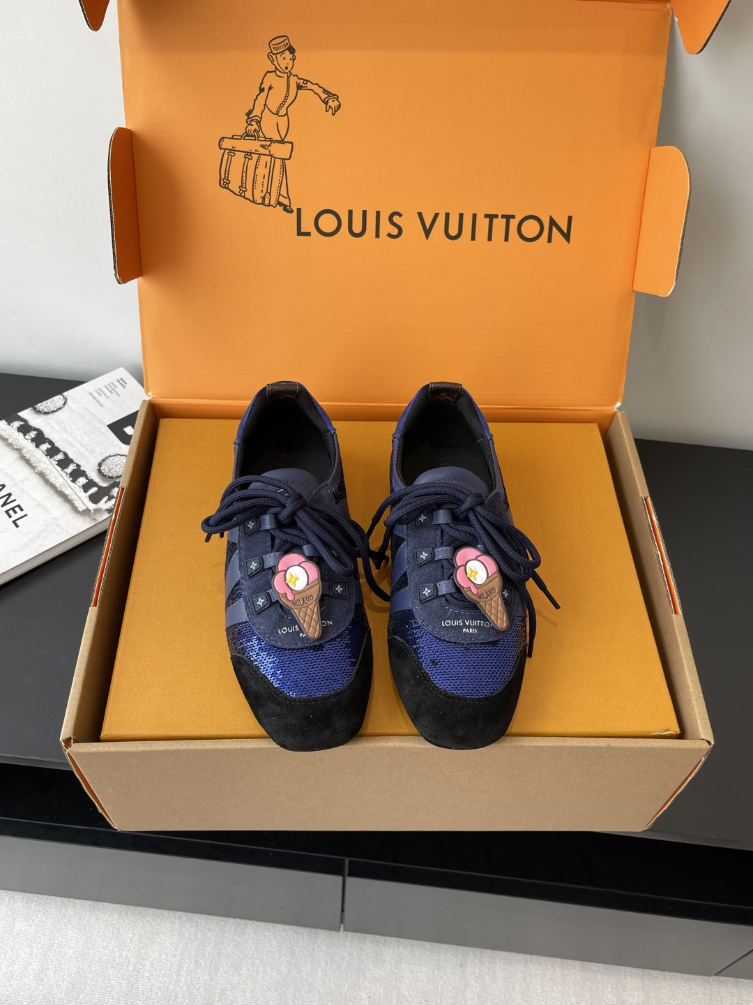 NO:511612,Top version of women's men's accessories 20 Louis Vuitton Louis Vuitton donkey brand spring and summer Sneakerina series ballet sneakers German training shoes couples Sneakerina ballet style sneakers shaping smooth lines with silky suede cowhide leather. The light configuration of ballet shoes and the comfortable texture of sneakers. Side LV logo Monogram canvas rear straps rich details Sacchetto craftsmanship and TPU outsole upgrades soft wearing experience Three accessories casually match fabric Original custom imported top layer cowhide inner original custom breathable mesh original molded outsole injection molded TPU material Size: 35-45 (for women 40 men 45 custom made), casual shoes/sports shoes, louis vuitton, louis vuitton, louis  vuitton, louis vuitton,sneakers,cowhide19860909顶级版本女款男款配饰20 Louis Vuitton路易威登驴牌春夏Sneakerina系列 芭蕾运动鞋 德训鞋 情侣款 Sneakerina 芭蕾风运动鞋以丝滑绒面牛皮革塑造流畅线条 兼具芭蕾舞鞋的轻盈构型和运动鞋的舒适质感 侧面 LV 标识Monogram 帆布后袢带丰富细节 Sacchetto 工艺和 TPU 外底升级轻柔穿着体验 三款配饰 随意搭配 面料 原版定制进口头层牛皮 内里 原版定制透气网里原版开模大底 注塑TPU材质 码数: 35-45（女40 男45 定做）,休闲鞋/运动鞋,louis vuitton,louis vuitton,louis vuitton,louis vuitton,sneakers,cowhide,Women's Shoes