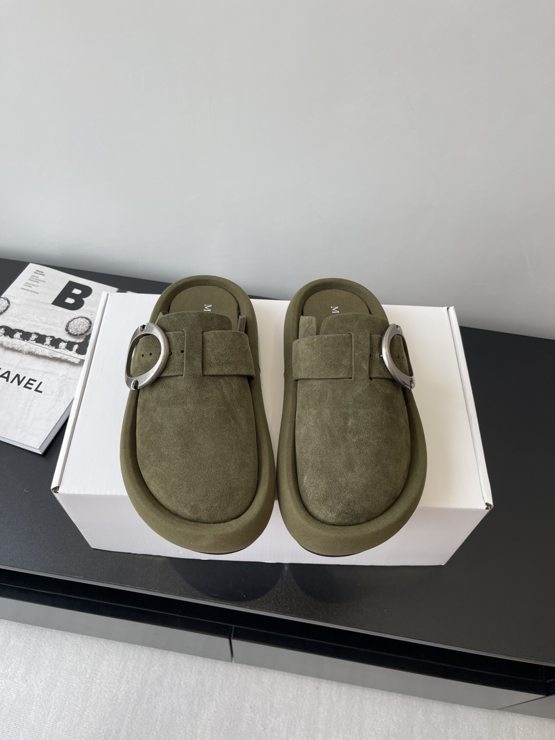 NO:264297,Women's men's Alexander Mcqueen 25ss Spring and Summer New Retro Big-headed Baotou Drag Birken Drag The first time I saw this shoe was inconspicuous. It was simple without too much decoration, but it was a bit retro, cute and cute, and it looked good with a casual combination!  Consistently minimalist style, without any logo embellishment, comfortable and soft on your feet, easy to wear is a must. If you don’t wear it, you won’t want to take off your feet, and you have to close your eyes and enter it with a simple and versatile style~ The imported calf anti-skinned leather feels delicate and soft. The inner imported calf leather midsole mattress is all imported calf leather. Large sole original open mold rubber large sole anti-slip and wear-resistant. Number of 35-45 (female 40, male 45 customized, non-return and exchange), semi-torched, cowhide19860909女款男款Alexander Mcqueen 25ss春夏新款复古大头包头拖 勃肯拖第一眼看到这个鞋子感觉不起眼,没有过多的装饰很简单 但带有点复古味呆萌可爱随意搭配都好看！一贯极简风格 没有任何logo点缀 上脚裸穿舒适柔软亲肤 好穿是必须的 穿若无穿的上脚体验,穿上就不想脱的款 对脚感要求高的闭眼入它简约百搭款~ 面料进口小牛反皮 手感细腻柔软 内里进口小牛皮中底脚床垫脚都采用进口小牛皮 大底 原版开模橡胶大底防滑耐磨 码数35-45（女40 男45订做不退换）,半拖,cowhide,Women's Shoes