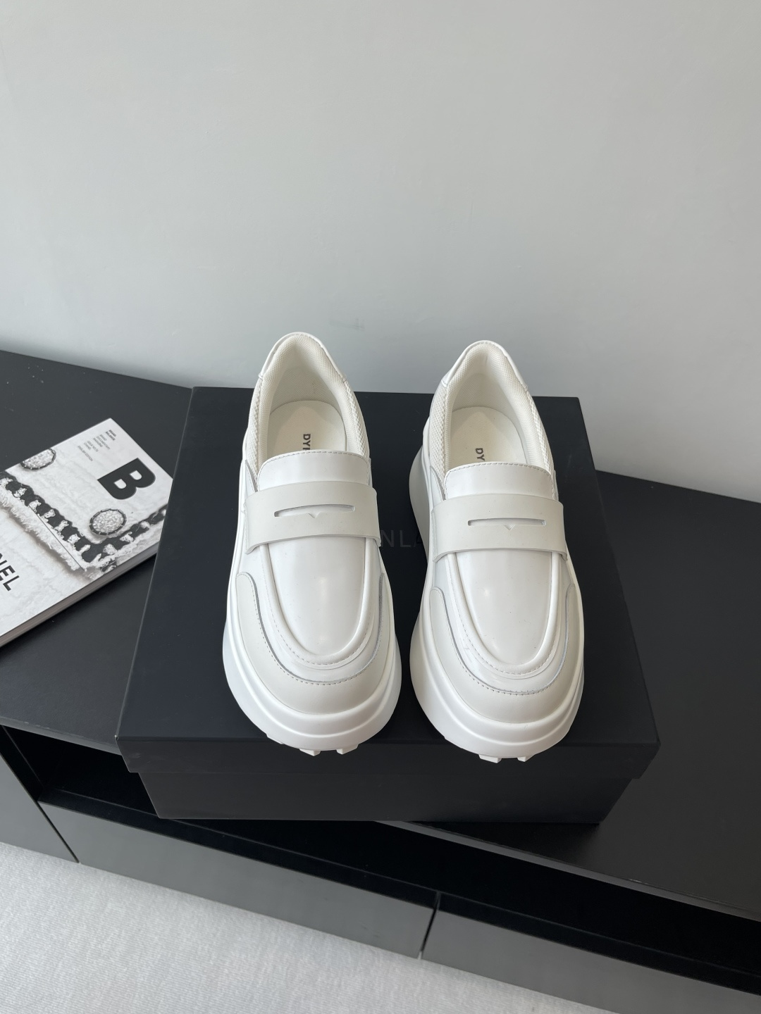 NO:264294,Dymonlatry niche trendy brand new products recommended retro thick-soled sponge shoes. Whether it is daily casual or functional mix and match. This sneaker can bring excellent comfort and fashion experience. Exclusive mold opening customization streamlined ultra-light thick sole. Easy to control various outfits, toe toe is delicate and not bulky, increase height and length, the fabric is made of original matte cowhide, inner foot pad breathable net, original customized foam rubber combination heel height 6cm, size 35-40 (40 custom made without return and exchange), loafers, loafers, sneakers, cowhide19860909Dymonlatry 小众潮牌 新品爆款推荐 复古 厚底松糕鞋 无论日常休闲还是机能感混搭 这款运动鞋都能带来卓越舒适体验与时尚感的双重体验 独家开模定制流线感超轻厚底 轻松驾驭各种穿搭鞋头秀气不显笨重 增高显腿长 面料采用原版哑光牛皮 内里垫脚透气网 原版定制发泡橡胶组合大底跟高6cm 码数35-40（40定做不退换）,乐福鞋,loafers,sneakers,cowhide,Women's Shoes