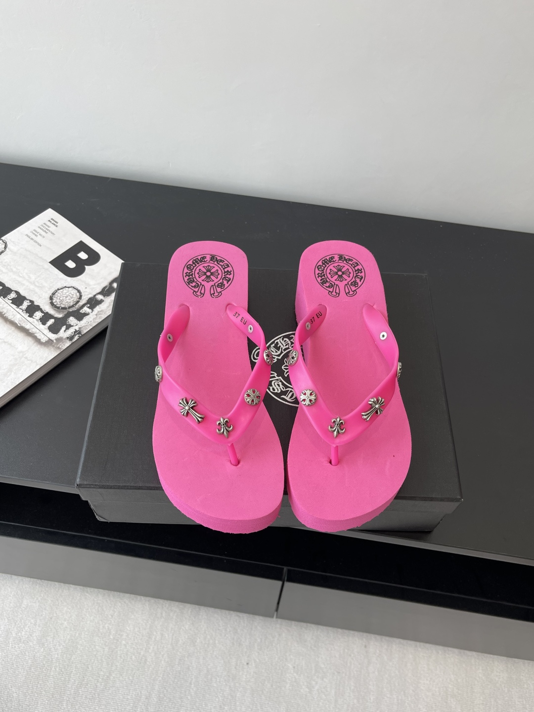 NO:264291,ChromeHearts New spring and summer clip-toe slippers trendy summer fashion high-end atmospheric and high-end, more suitable for lazy people. Free matching size 35-40, split-toe shoes, chrome hearts, chrome hearts, slippers19860909ChromeHearts 克罗心 春夏新品夹趾拖鞋潮流夏季时尚 高端大气上档次外 更加适合懒人族们 随意搭配 码数35-40,分趾鞋,chrome hearts,chrome hearts,slippers,Women's Shoes