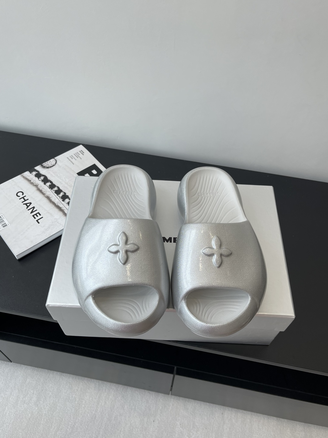 NO:264288,SMFK niche trendy brand, popular, unsightly embossed, thick-soled slippers, really, very attractive, the more you like it!  The boon for short babies directly extends the body proportions. The shoe body is soft and comfortable, the sole is wear-resistant and non-slip - and every color is very versatile. It is really suitable for this spring and summer. The upper is original EVA integrated molding. Original rubber outsole. Heel height 5cm. Size 35-39. Slippers. Slippers.19860909SMFK小众潮牌 爆款没计感浮雕一字厚底拖鞋 爆真的是很耐看越看越喜欢！矮个子宝宝的福音直接拉长身材比例 鞋身柔软舒适,鞋底耐磨防滑-而且每个颜色都非常百搭.真的太适合这个春夏  鞋面原版EVA一体成型 原版橡胶大底 跟高5cm 码数35-39,拖鞋,slippers,Women's Shoes