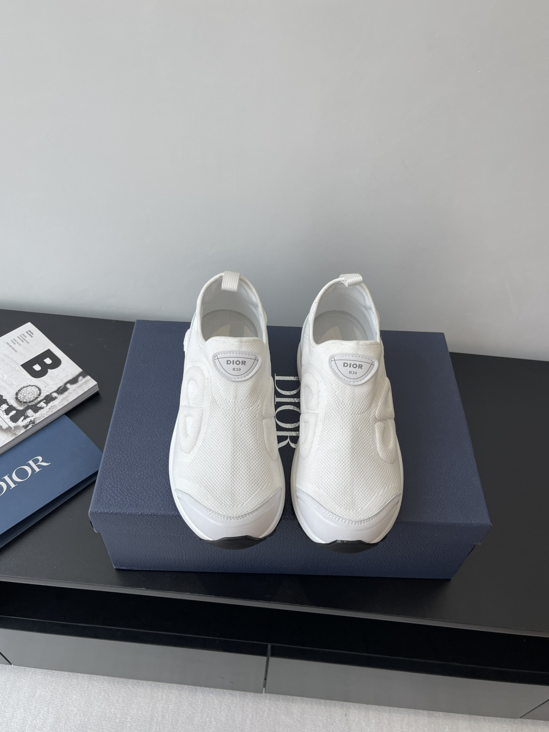 NO:264282,Dior B30 series Countdown Flying Weaving Men's casual sneakers Fashionable and sporty style Pull-out design highlights novelty using black mesh fabric and technological fabrics Elaborately made of the side in the same tone CD30 logo The tongue is decorated with contrasting DiorB30 logo The back is decorated with CD logo The soft and breathable upper complements the light textured rubber sole and is decorated with various classic details Ideal for daily styling. It can be matched with various casual items to create exquisite shapes Original custom-made high-density fly weaving imported breathable mesh in the inner original mold opening IP foaming material Size: Men's 39-45 (customized 38/46), casual shoes/sports, dior, dior, sneakers19860909Dior迪奥 B30 系列 Countdown 飞织 男款休闲运动鞋 时尚而富有运动风范 套穿式设计彰显新意采用黑色网眼织物和科技面料精心制作 侧面饰以同色调 CD30 标志 鞋舌饰以对比鲜明的 DiorB30 标志 后侧则饰以 CD 标志 柔软透气的鞋面与轻盈的纹理效果橡胶鞋底相得益彰 饰以各种经典细节 是日常造型的理想之选 可与各式休闲单品搭配打造精致造型 面料原版定制定制高密度飞织 内里进口透气网面 原版开模IP发泡材质 码数: 男款39-45（可定做38/46）,休闲鞋/运动鞋,dior,dior,sneakers,Women's Shoes