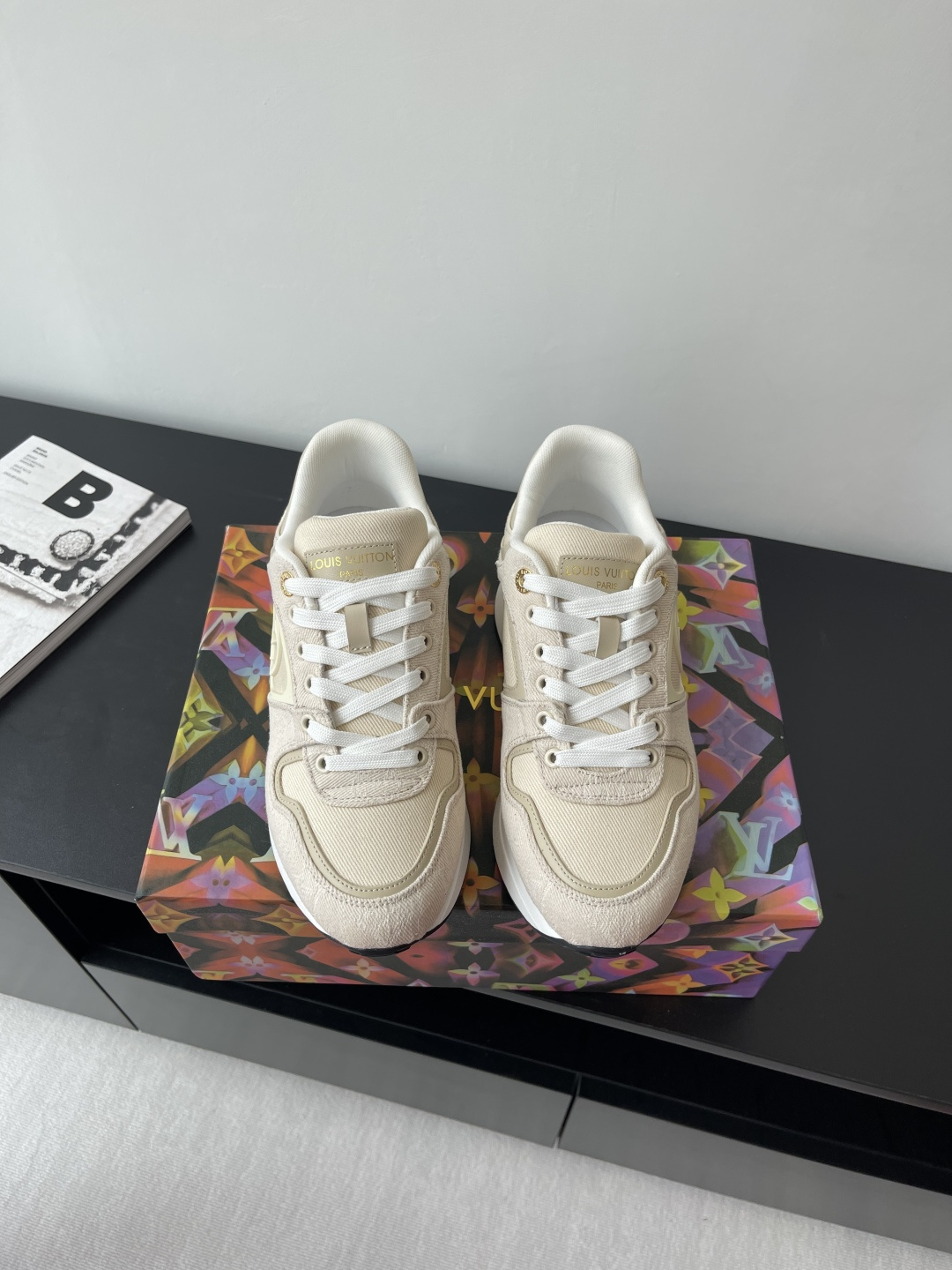 NO:264285,Louis Vuitton Neo Run Away sneakers are renovated with mixed materials such as Monogram canvas. The original wedge outsole and hidden insole convey a trendy attitude. The rear top is engraved with Louis Vuitton logo. The side is engraved with LV Circle logo. The tongue is decorated with LV Circle logo. The side is engraved with LV Circle logo. The rear top and eyelets are engraved with Louis Vuitton logo. The sole is embossed with Damier pattern. Mixed material. Rubber outsole. Size 35-45 (for women and 45 custom made for men.), casual shoes/sneakers. christian louboutin, louis vuitton, louis vuitton, louis vuitton, louis vuitton, sneakers.19860909Louis Vuitton Neo Run Away运动鞋以Monogram帆布等混合材质焕新RunAway系列 原版的坡跟外底和隐藏式鞋垫传递潮流态度 后帮镂刻路易威登标识 侧面跃现LV Circle标识 鞋舌饰有路易威登标识 侧面饰有LV Circle 标识 后帮和孔眼镂刻路易威登标识 鞋底凸纹饰有Damier 图案 混合材质 橡胶外底 码数35-45（女40 男45定做）,休闲鞋/运动鞋,christian louboutin,louis vuitton,louis vuitton,louis vuitton,sneakers,Women's Shoes