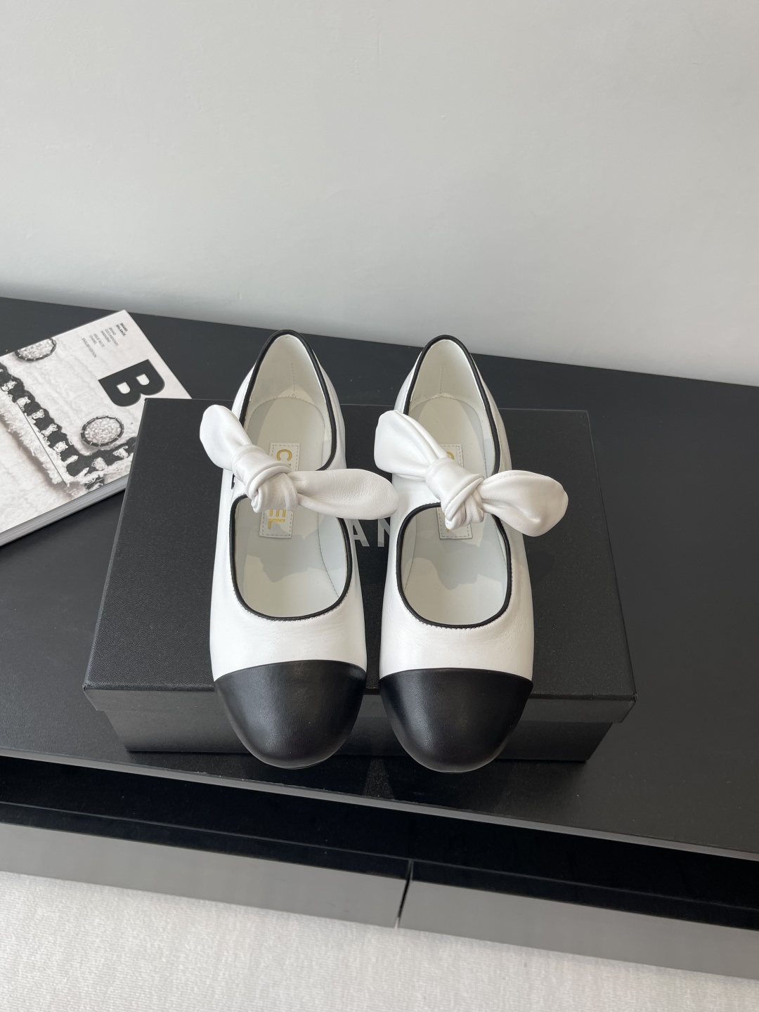 NO:264279,Chanel Chanel New early spring Milan show Marie Jane shoes, high-version shipment, popular pictures on major social platforms, texture is very soft and comfortable, original imported mauni cloth upper, mixed-bred sheepskin footbed, Italian leather outsole, size 35-39 (40 41 customized), Mary Jane, chanel, chanel, mary jane, sheepskin, Leather soles19860909Chanel 香奈儿 新款早春米兰走秀玛丽珍鞋 高版本出货 各大社交平台热门晒图质感上脚是非常柔软舒服的 原版进口毛尼布鞋面 混种羊皮垫脚 意大利真皮大底 码数35-39（40 41定做）,玛丽珍,chanel,chanel,mary jane,sheepskin,Leather soles,Women's Shoes