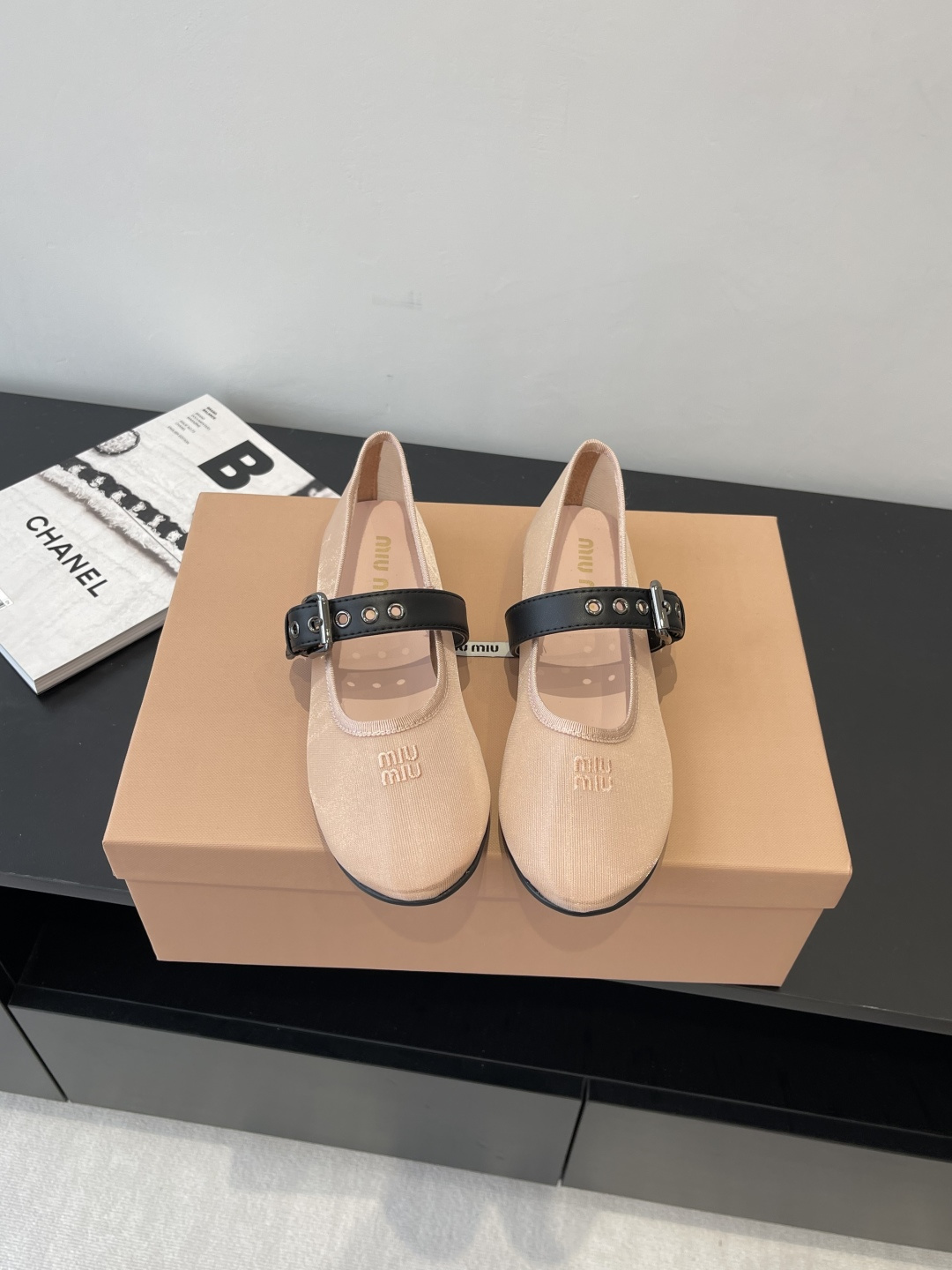 NO:264305,MiuMiu 25ss new style, one-foot lazy shoes, Marie Zhen mesh ballet shoes, flat shoes, official spring and summer show new style, fashionable and versatile, salty and sweet, not polished at all, super age-reducing whether wearing barefoot or socks, super invincible and versatile, custom imported mesh   top layer cowhide, footbed sheepskin, original sole outsole, size 35-39 (40 custom made, no return or exchange), Mary Jen, miumiu, mary jane, cowhide, sheepskin, socks19860909MiuMiu 缪缪 25ss新款 一脚蹬懒人鞋玛丽珍网面芭蕾舞鞋 平底单鞋 官方春夏走秀新款 时髦百搭即可咸又可甜 一点也不磨脚 无论光脚穿还是搭配袜子穿都超级减龄 超级无敌百搭 鞋面定制进口网面 头层牛皮 垫脚羊皮 鞋底原版大底 码数35-39（40订做不退换）,玛丽珍,miumiu,mary jane,cowhide,sheepskin,socks,Women's Shoes