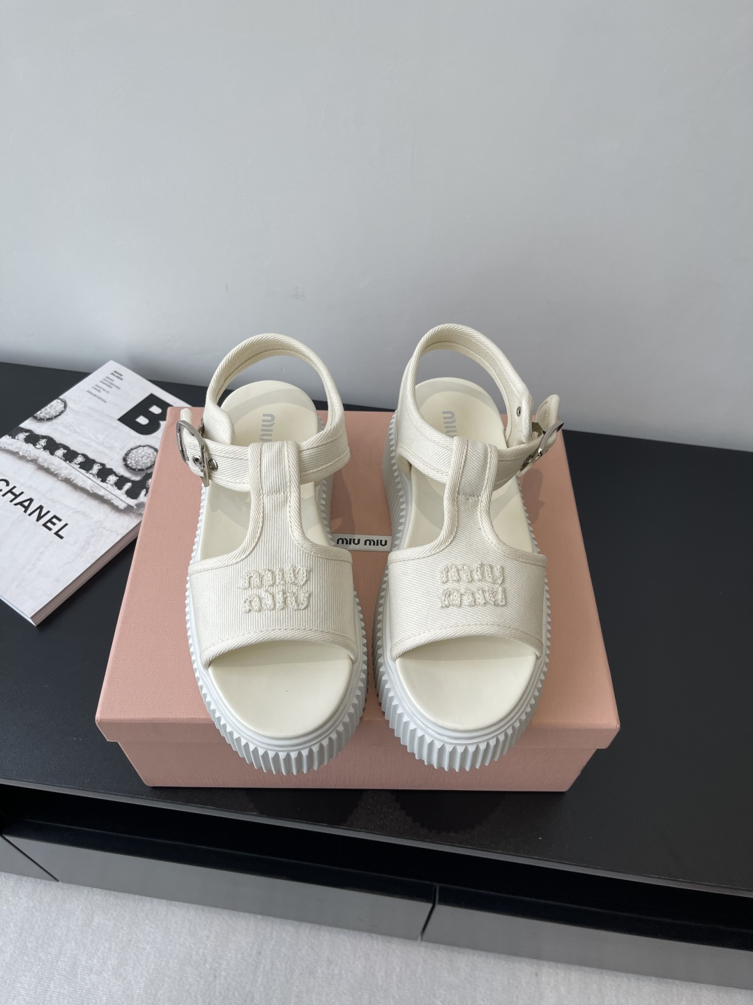 NO:264299,MiuMiu Miu New Spring and Summer Showcasing Cookies Sandals Thick-soled Shoes Simple Sports Shoes Design Recognizable tongue Creates a Buddhist sweet casual style Full of aura and casual match on the feet Long skirt, short skirt, shorts, wear a unique style~~ High density canvas surface Cowhide feet mattress ip foaming sole height 4.5cm Size 35-40 (40 custom made), sandals, miumiu, sandals, skirts, shorts, cowhide19860909MiuMiu缪缪 春夏新品走秀款饼干凉鞋 厚底鞋 简约的运动板鞋设计 极具辨识度的鞋舌 打造佛系甜美的休闲风 上脚气场十足随意搭配 长裙,短裙,短裤,穿出与众不同的风格~~  高密帆布面 牛皮垫脚内里ip发泡大底高度4.5cm 码数35—40（40定做）,凉鞋,miumiu,sandals,skirts,shorts,cowhide,Women's Shoes