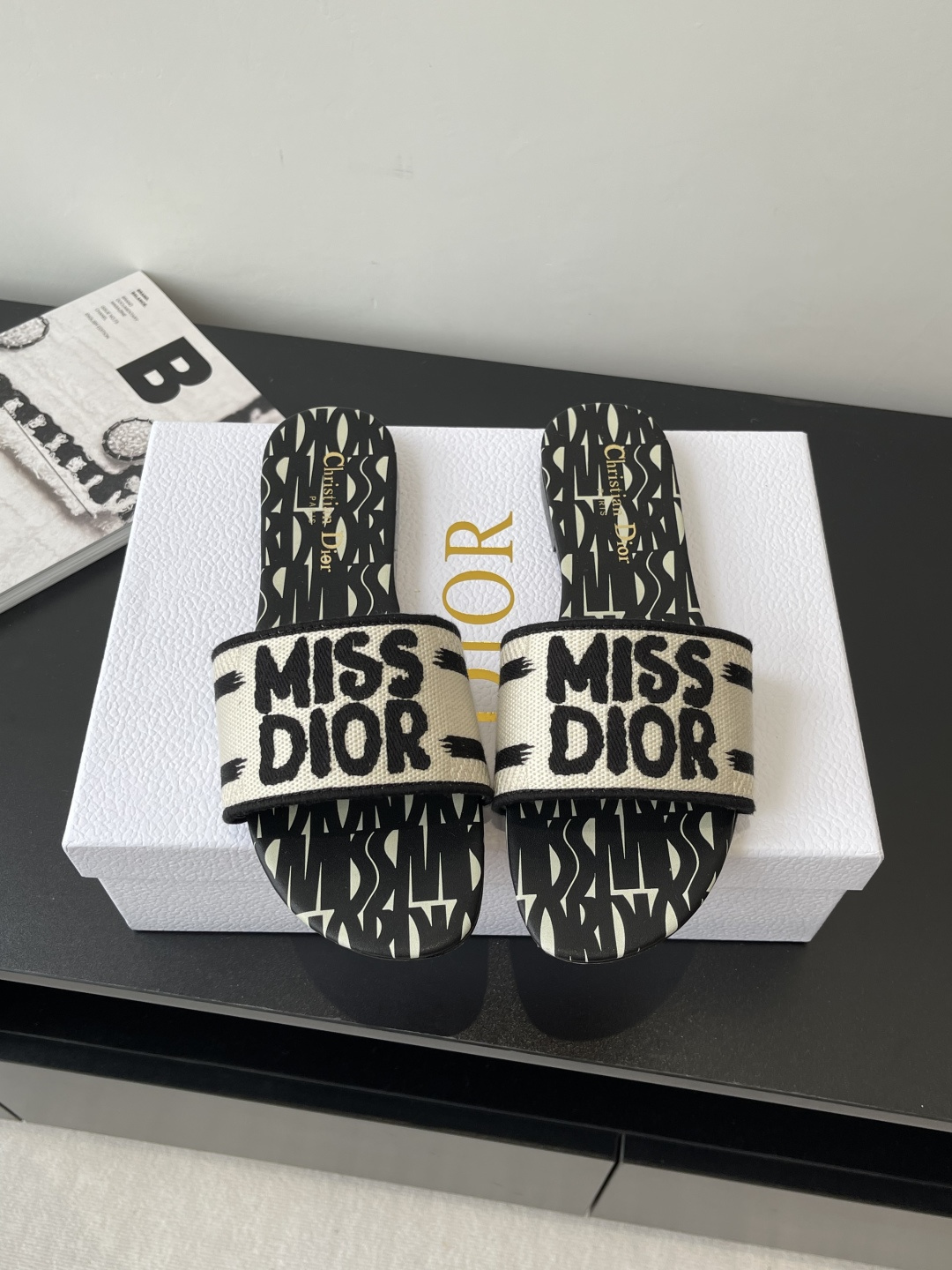 NO:264293,Dior 2025 new elements MISS DIOR Spring and summer new one-season color-blocking women's shoes CD letter logo three-dimensional embroidered cylindrical heel sandals Square toe thick heel jelly color open-toed slippers The upper is the same as high temperature water-soluble cotton electric embroidery technology silk fabric/water dyed sheepskin inner Italian leather outsole Size 35-41 (40 41 custom made), slippers, dior, dior, sandals, slippers, sheepskin, real silk, Leather soles19860909Dior 迪奥 2025新元素MISS DIOR 春夏新款一字拖拼色女鞋 CD字母logo立体刺绣圆柱跟凉鞋 方头粗跟果冻色露趾拖鞋 鞋面原版一致高温水溶棉质电绣科技真丝面料/水染羊皮内里意大利真皮大底 码数35-41（40 41定做）,拖鞋,dior,dior,sandals,slippers,sheepskin,real silk,Leather soles,Women's Shoes