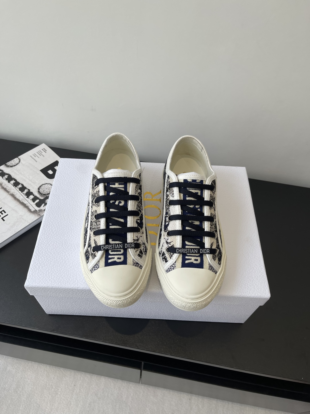 NO:264284,New layout Dior thick-soled casual sneakers adopt full embroidery iconic pattern. Foreign counters are popular non-market ordinary imitation version. The fabric is imported from Italy. Embroidered upper. Original mold glue-injected logo matte five-pointed star outsole. The inner imported lambskin. Injection molding mold Logo foaming footbed. Size 35-41 (40 41 customized). Casual shoes/sports shoes, dior, dior, sneakers, sheepskin.19860909新版面 Dior迪奥 厚底休闲运动鞋 采用全刺绣标志性图案 国外专柜爆款非市场普通仿版 面料采用意大利进口布料 刺绣鞋面 原版模具注胶Logo磨砂五角星大底 内里进口小羊皮 注塑成型模具Logo发泡垫脚  码数35-41（40 41定做）,休闲鞋/运动鞋,dior,dior,sneakers,sheepskin,Women's Shoes